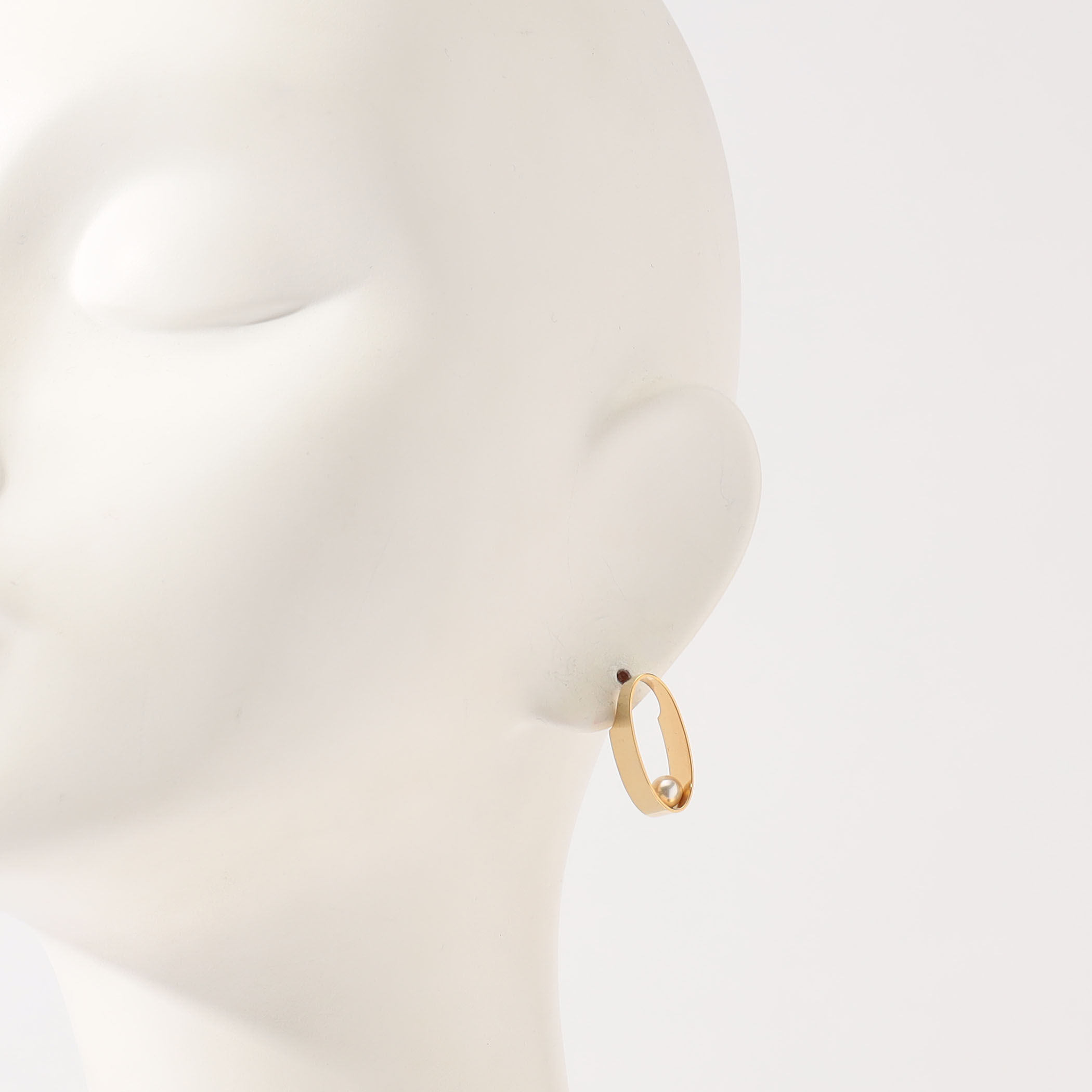 TOMORROWLAND januka パールフープ スモールピアス 別注】januka パールフープ スモールピアス｜トゥモローランド