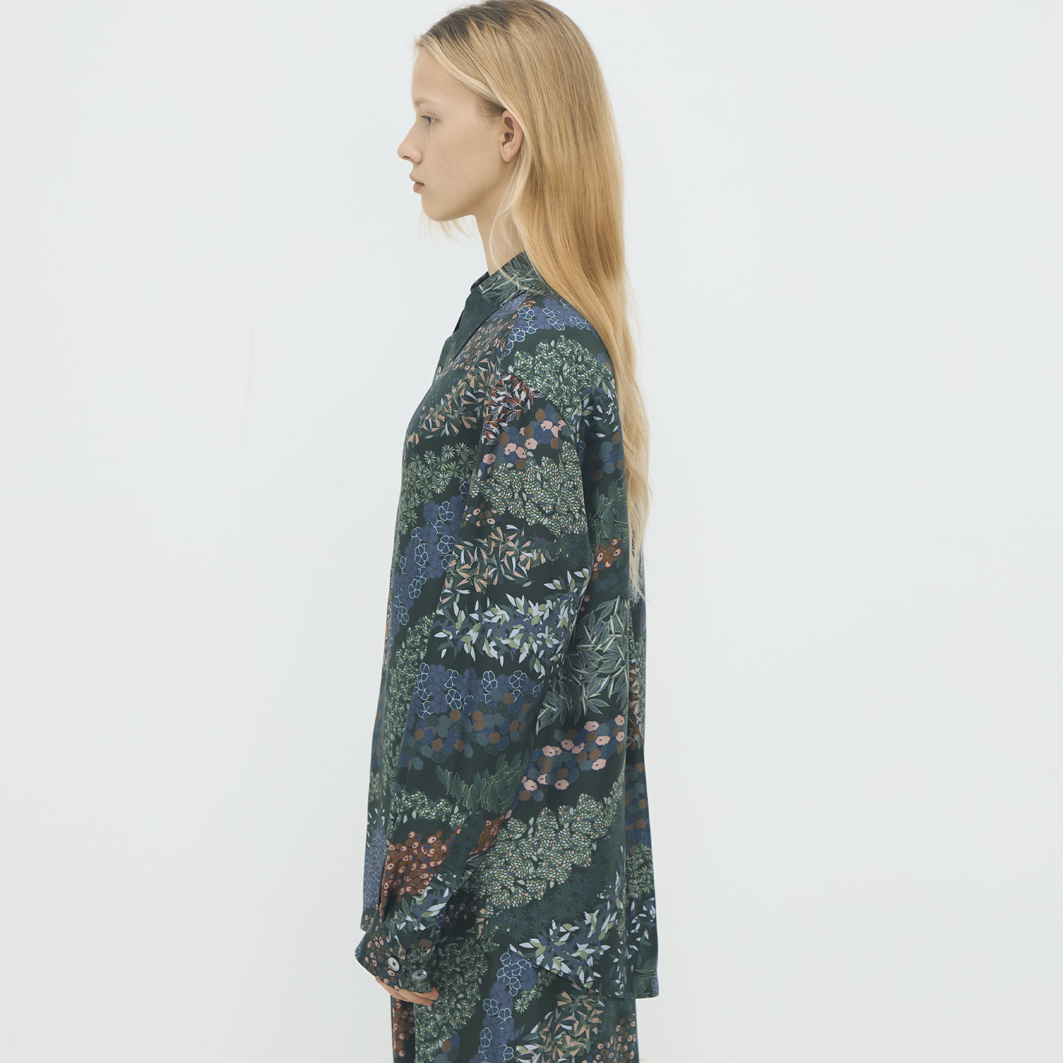 シルクツイル FLOWER RIVER レギュラーカラーシャツ｜トゥモローランド