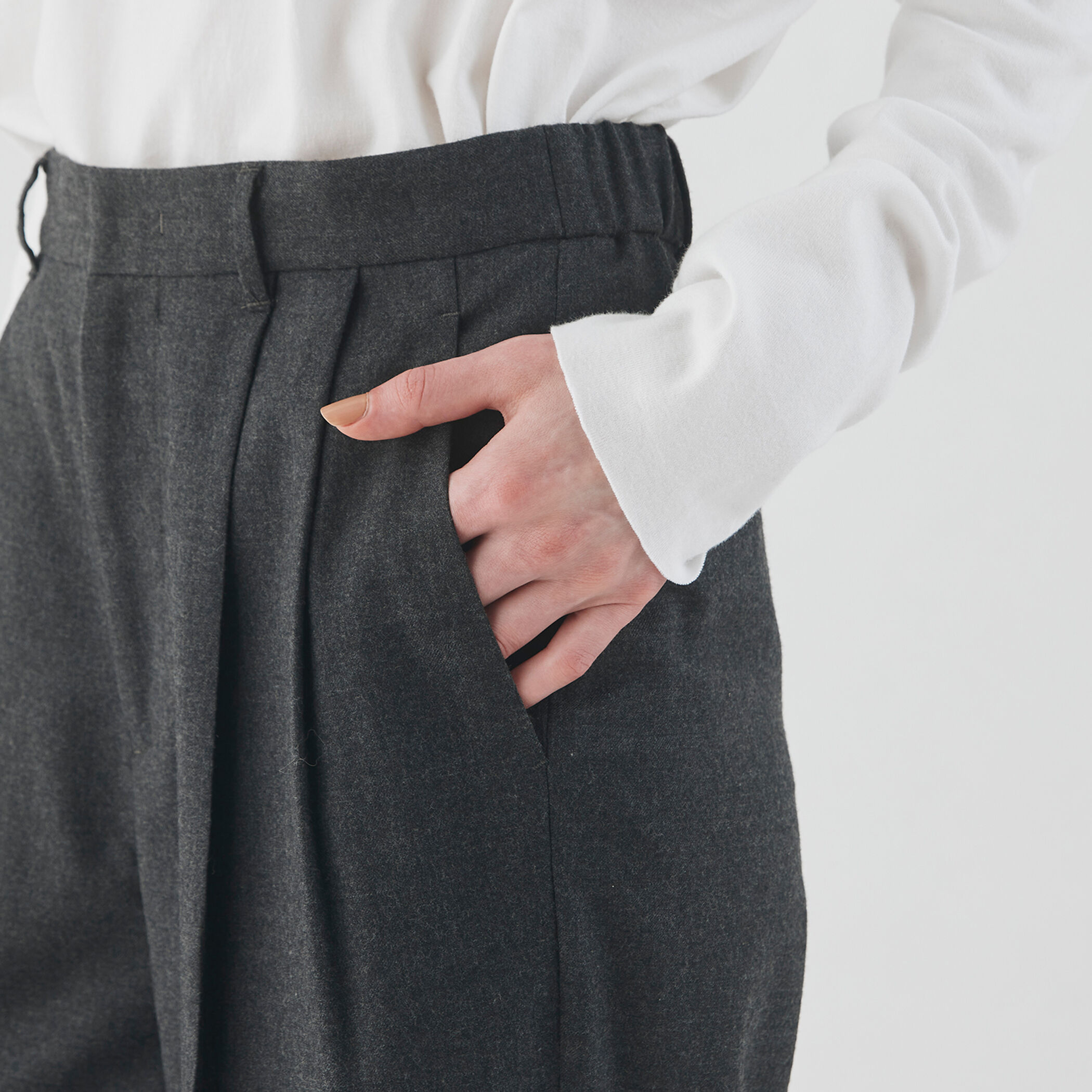 ウーステッドフラノ タックストレートパンツ｜トゥモローランド 公式通販