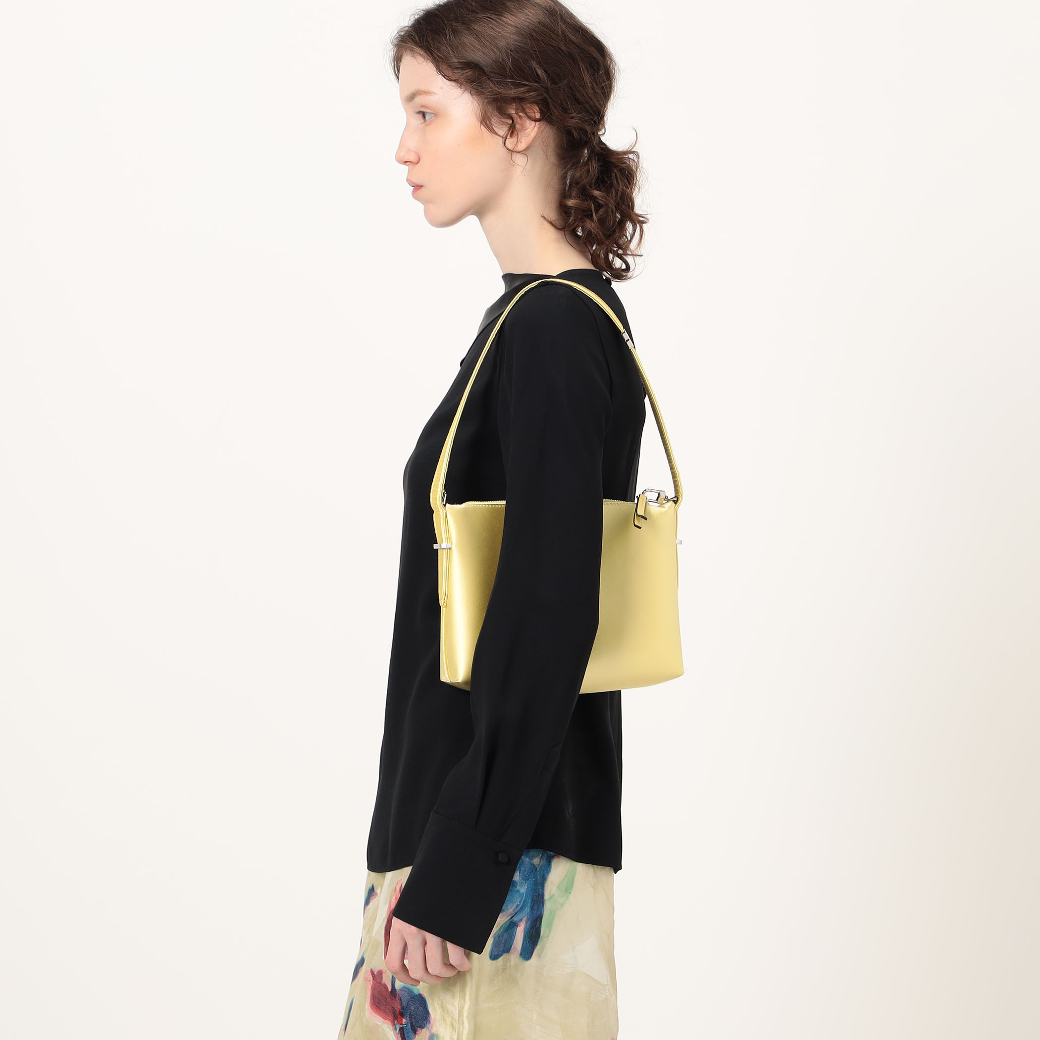 TOTEME Satin Scoop Wristlet バッグ｜トゥモローランド 公式サイト
