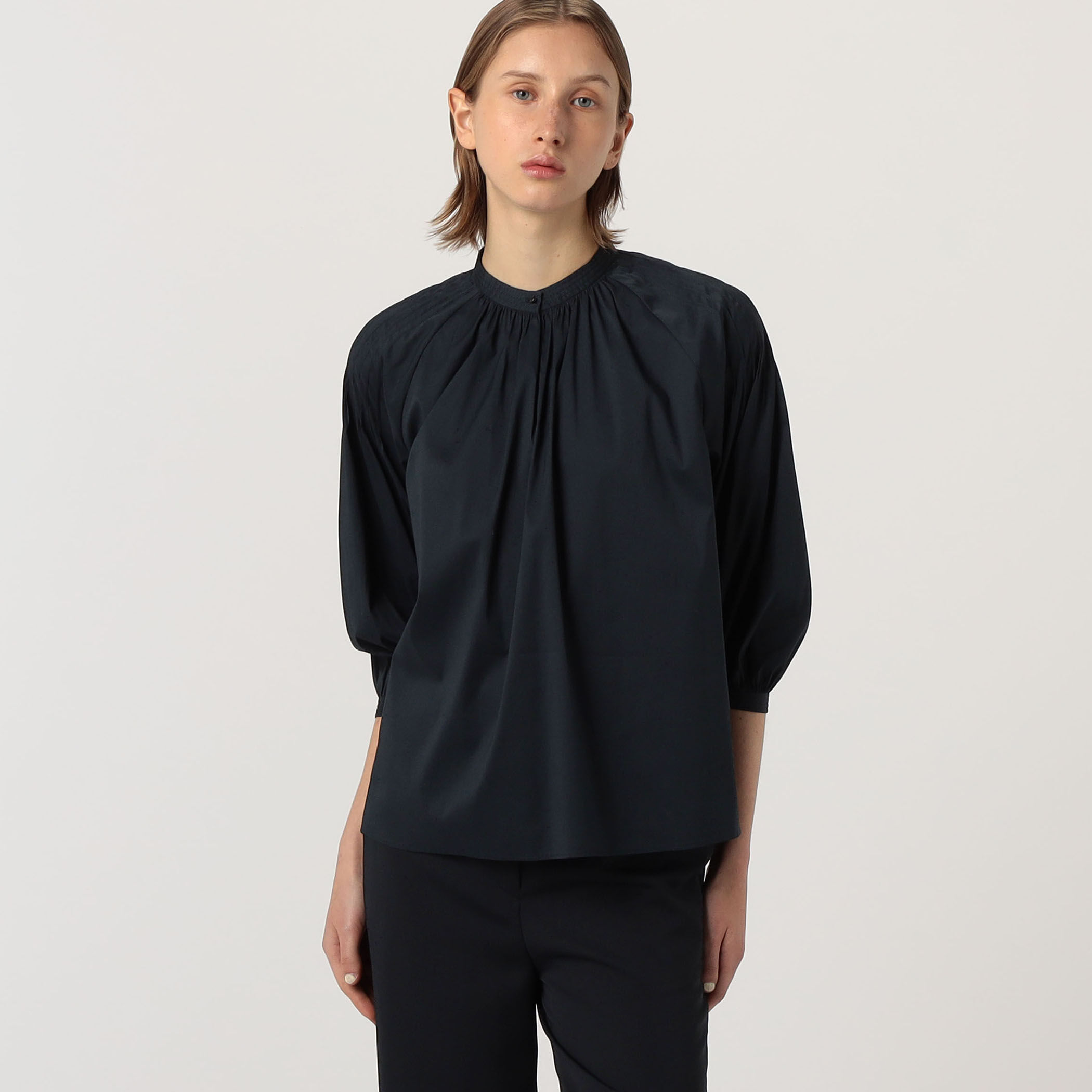 ストレッチブロード ピンタックスリーブブラウス｜トゥモローランド