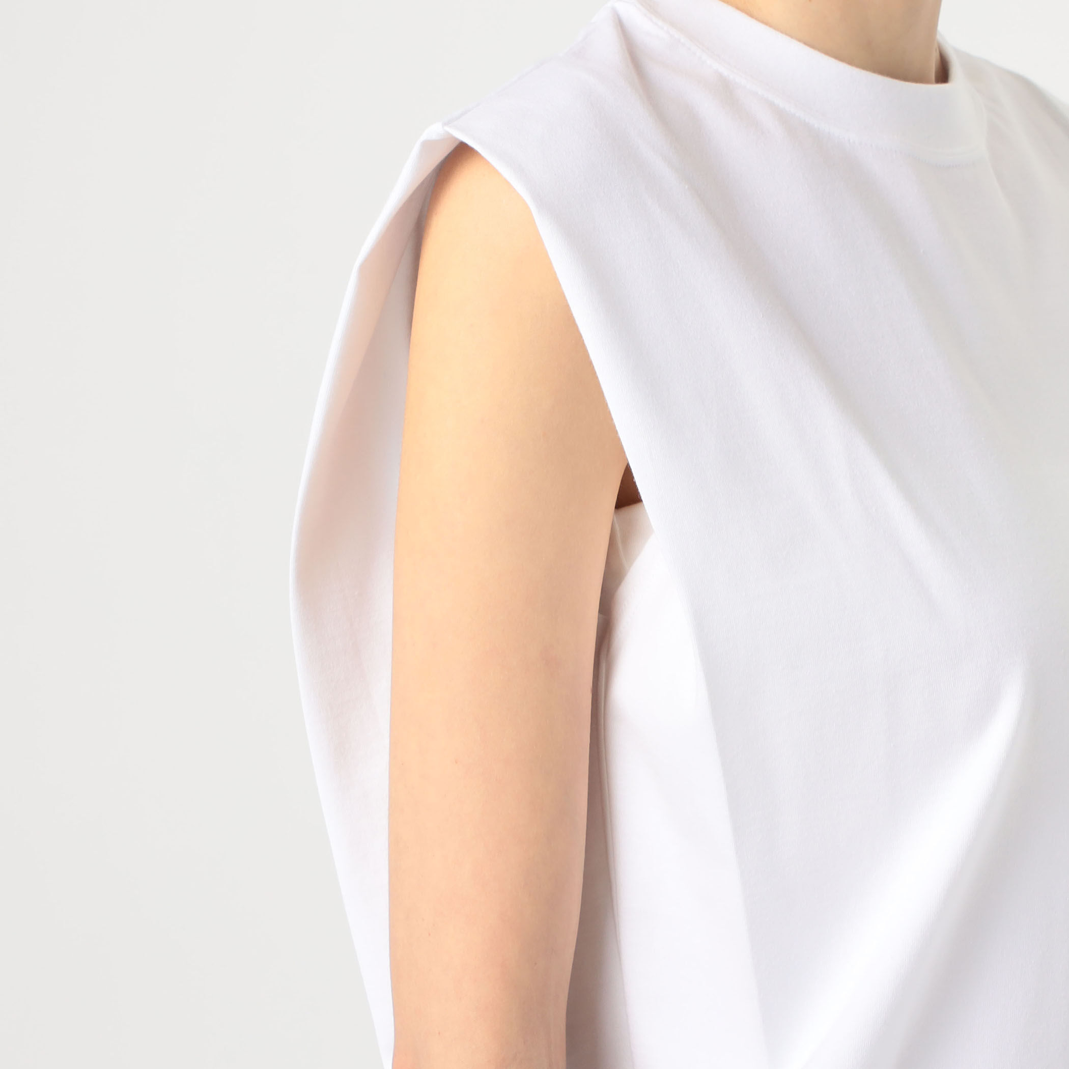 HYKE - ハイク 20SS 2 M SLEEVELESS TEE カットソー アイボリー HYKE SLEEVELESS TEE｜トゥモローランド 公式通販