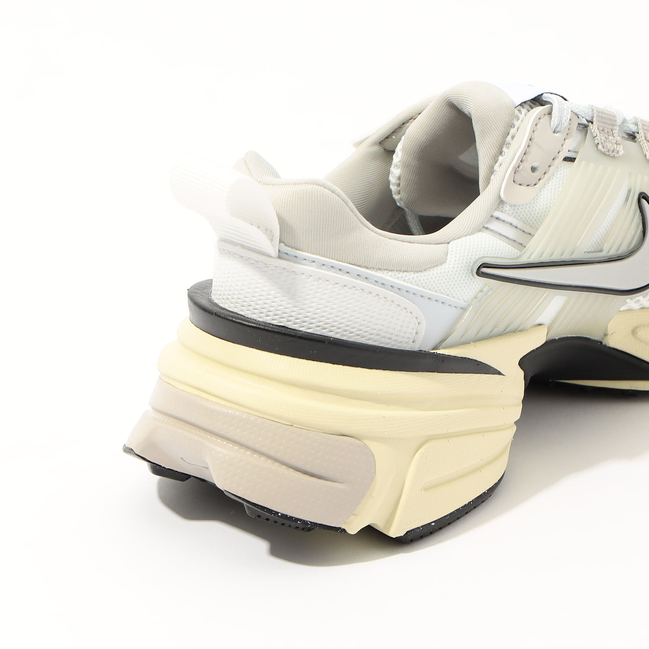 NIKE】V2K RUN（スニーカー）｜NIKE（ナイキ）のファッション通販 - ZOZOTOWN