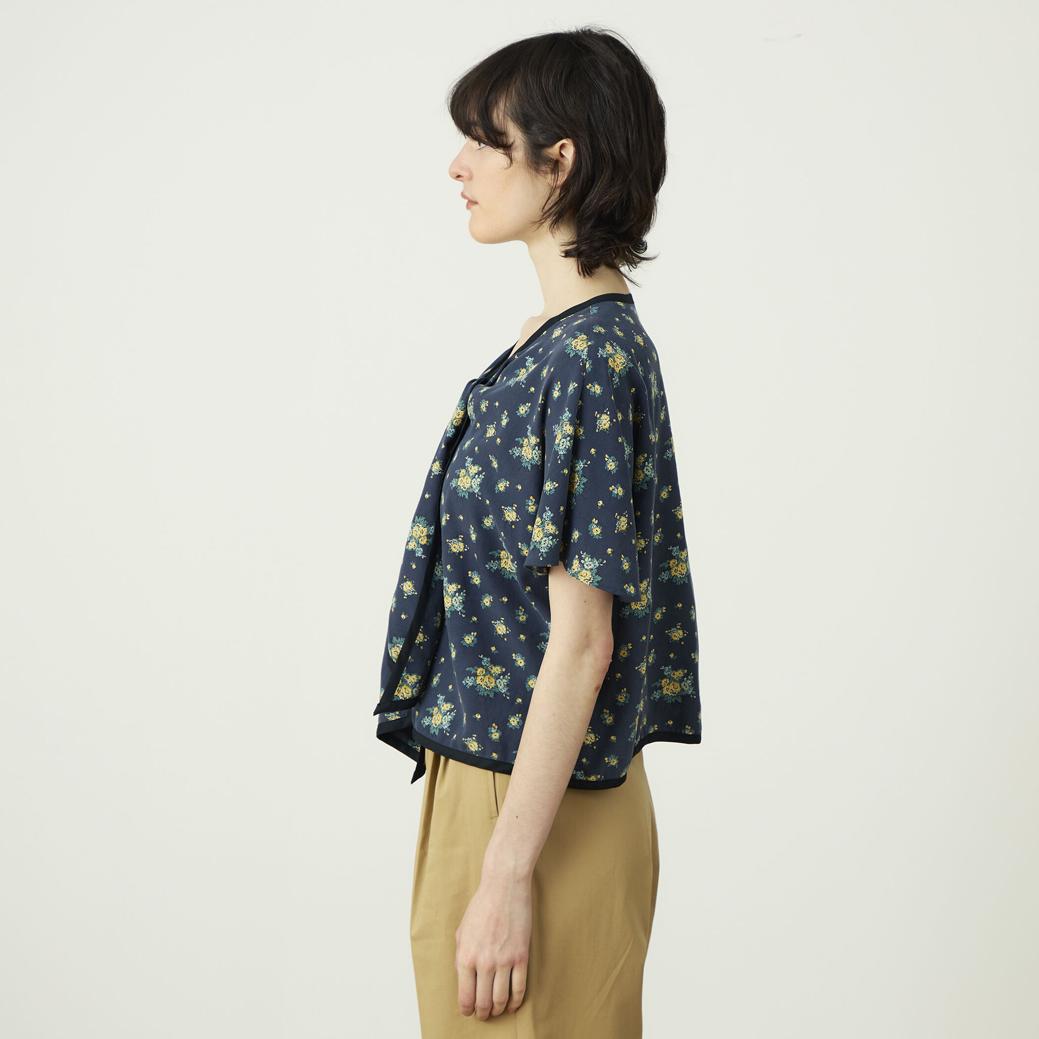 レーヨンプリント フロントノットブラウス｜トゥモローランド 公式通販