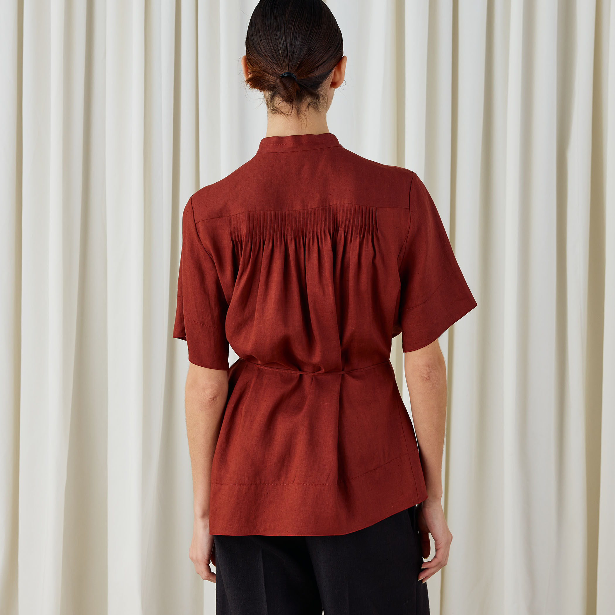 シルクリネンクロス アシンメトリーヘムブラウス｜トゥモローランド