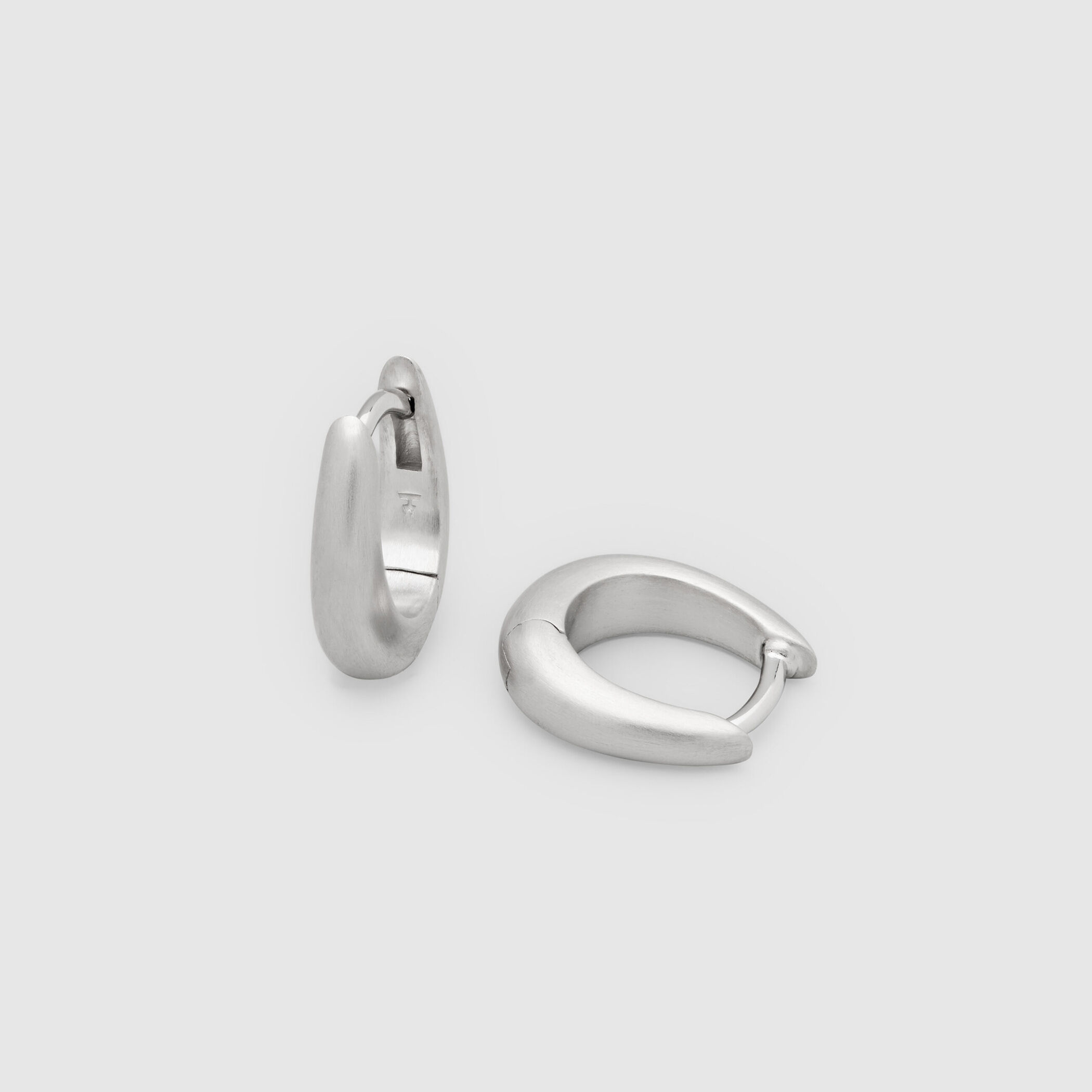 TOMWOOD Liz huggies satin ピアス　トゥモロー 別注】TOM WOOD×TOMORROWLAND Liz Huggies Satin ピアス