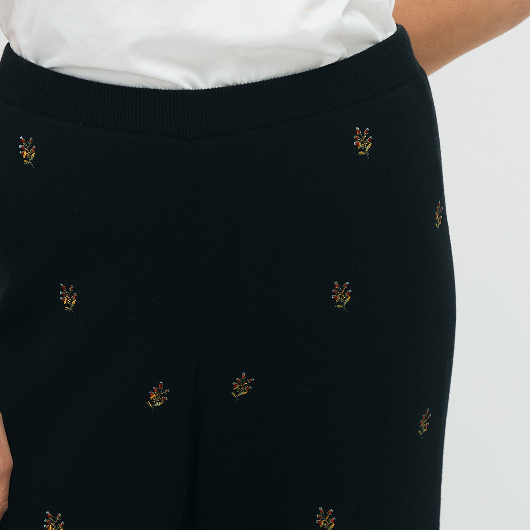 コットンカシミヤ エンブロイダリーニットパンツ｜トゥモローランド