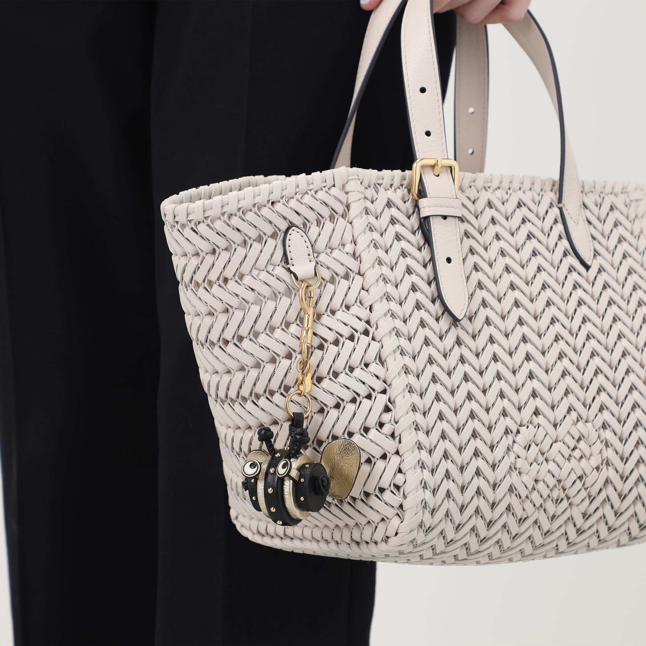 ANYA HINDMARCH BEE チャーム｜トゥモローランド 公式サイト