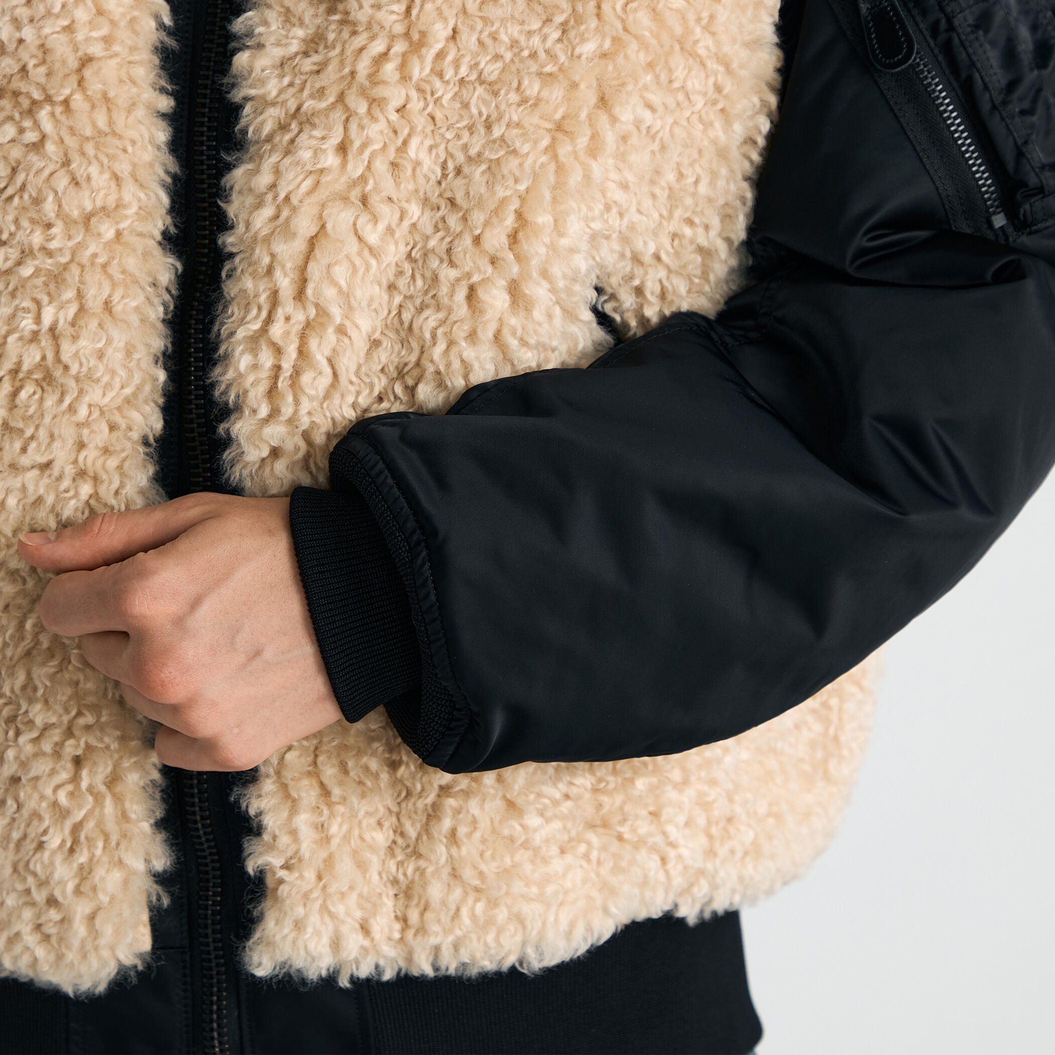 m*a様 フェイクドッグキット 別注】HYKE FAUX SHEARLING TYPE MA-1JACKET｜トゥモローランド