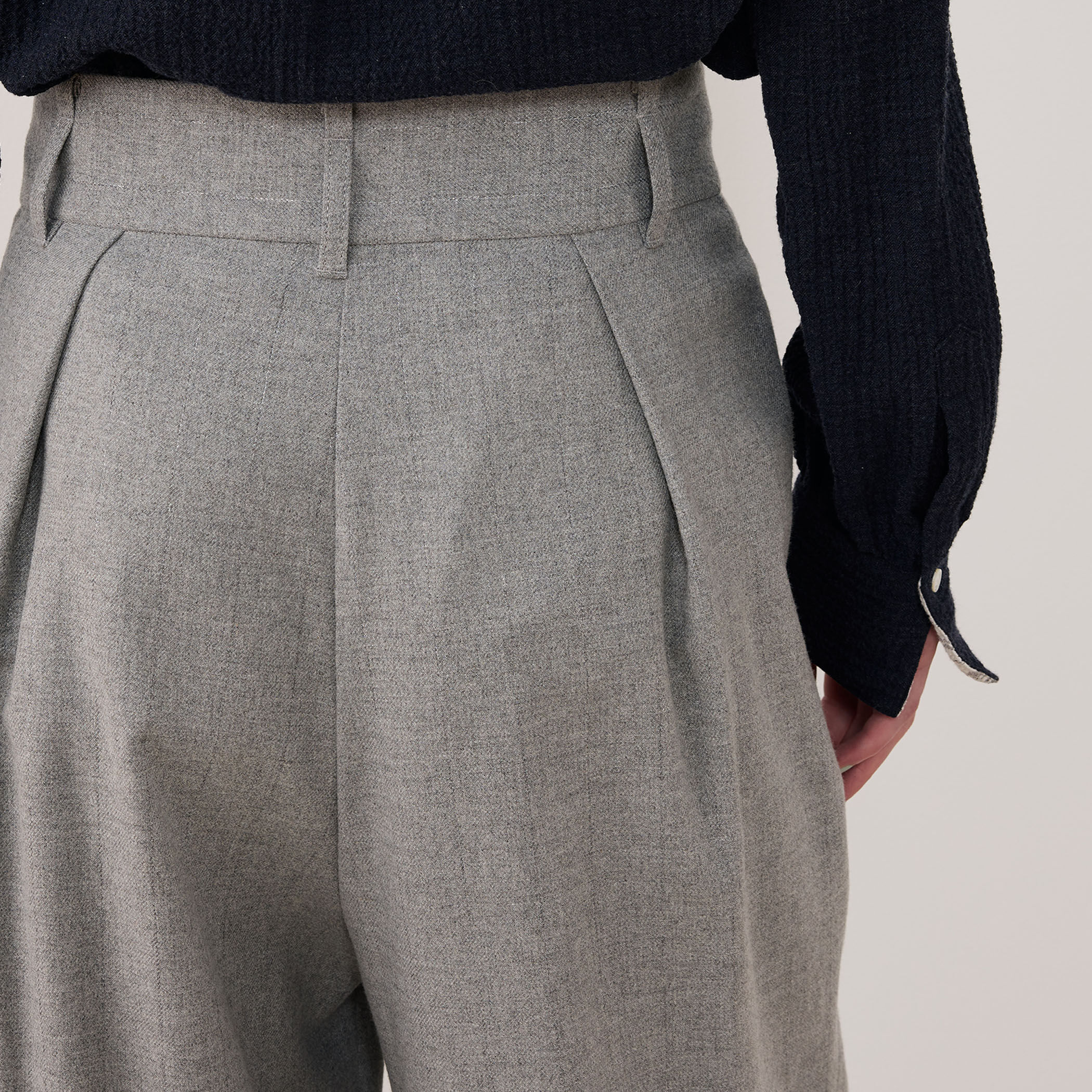 グリッターストライプ ワンサイドタックスラックス｜トゥモローランド