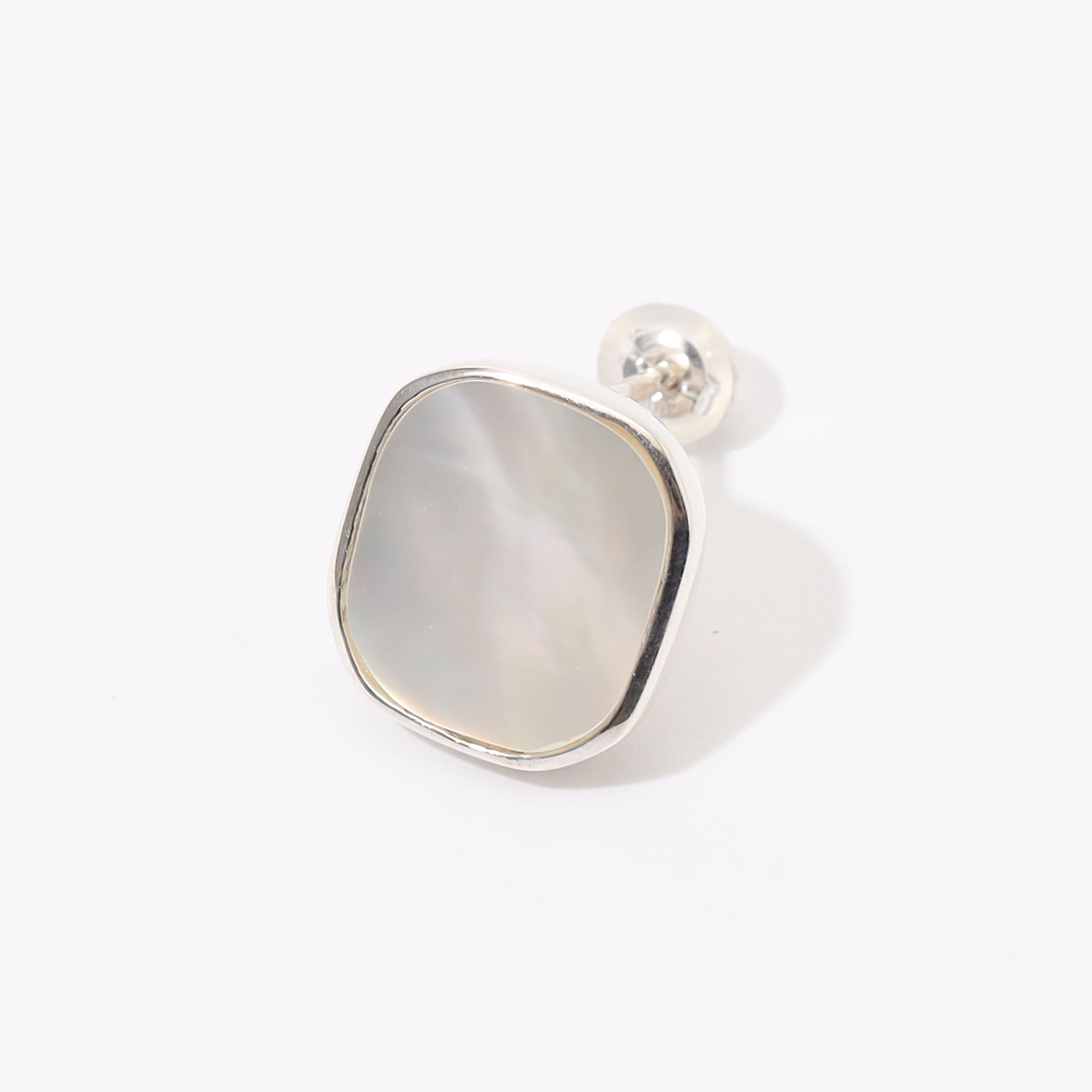 PLOW white shell window ピアス｜トゥモローランド 公式通販