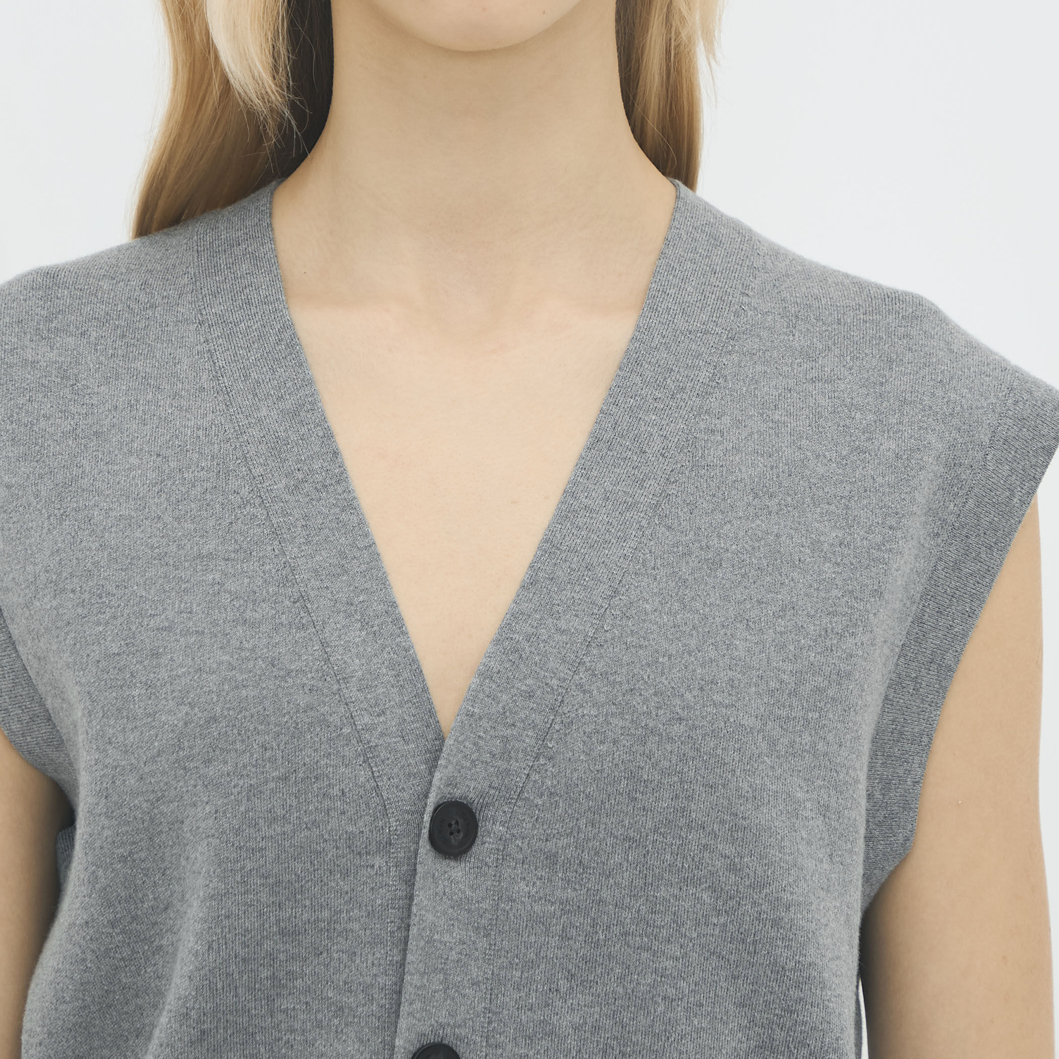 コットンカシミヤ Vネックドロップショルダーベスト｜トゥモローランド