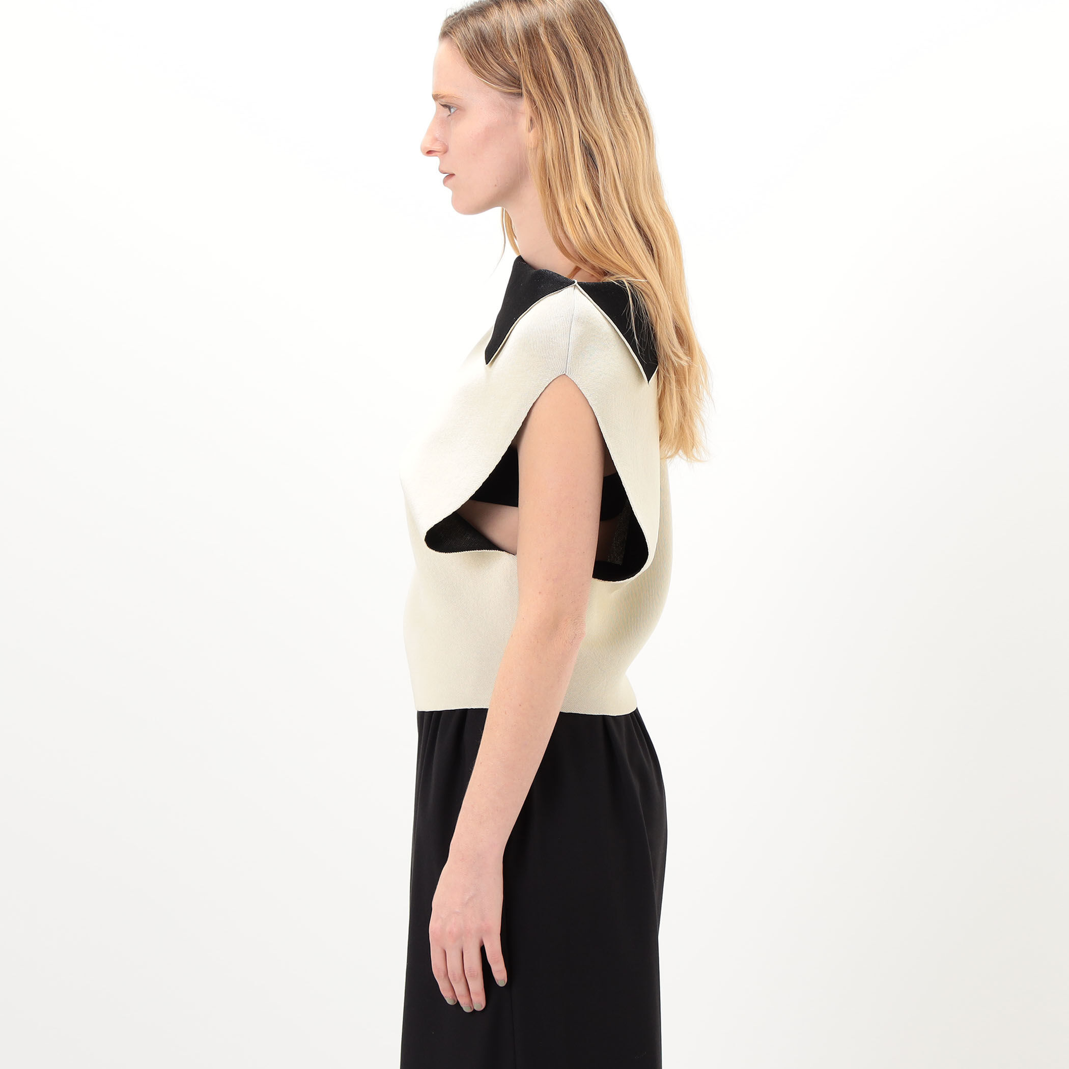 JACQUEMUS LA MAILLE TRAPEZE アシメトリートップ｜トゥモローランド