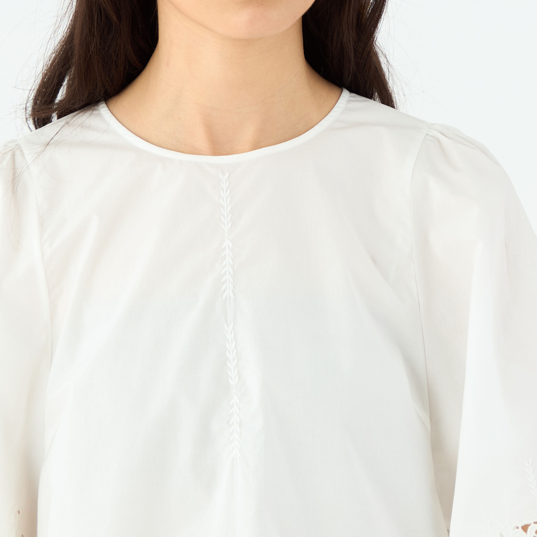 エンブロイダリーレース ワイドプルオーバーブラウス