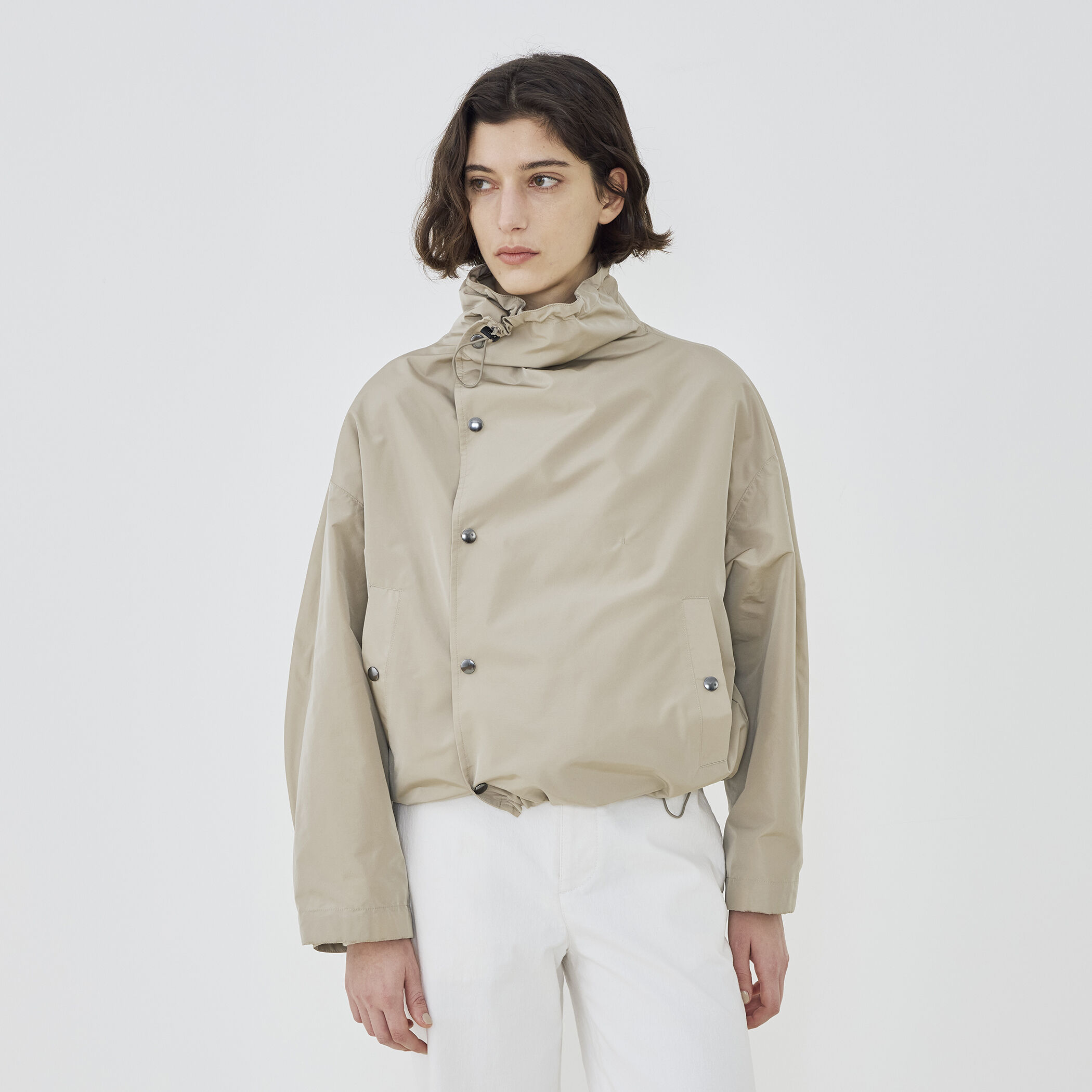 メモリータフタ ハイネックショートブルゾン｜トゥモローランド 公式通販