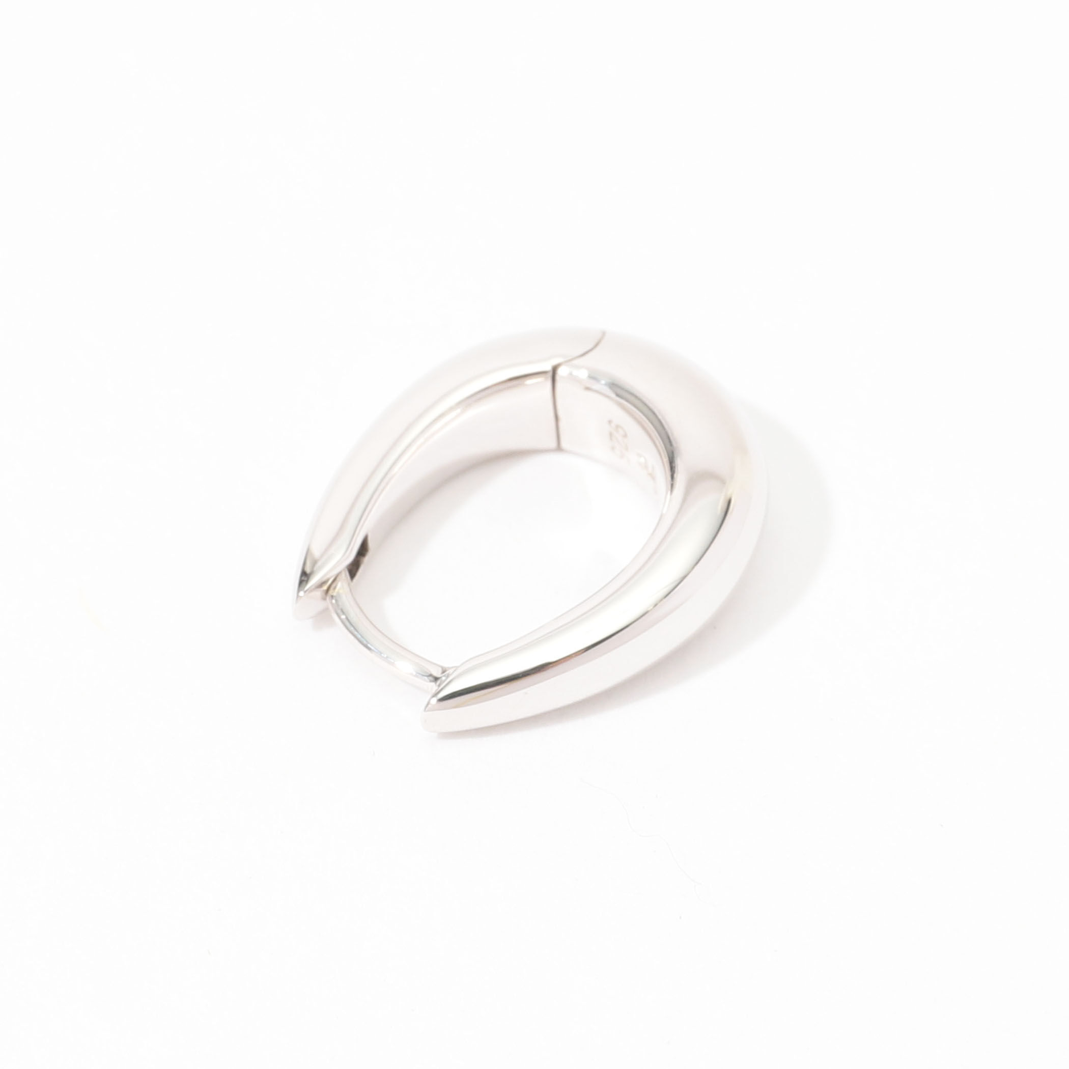 Tom Wood◆リズがスターリングシルバーで装飾したシルバーフープ TOMWOOD - 【残りわずか】Liz Hoop(SILVER) | ACRMTSM ONLINE STORE