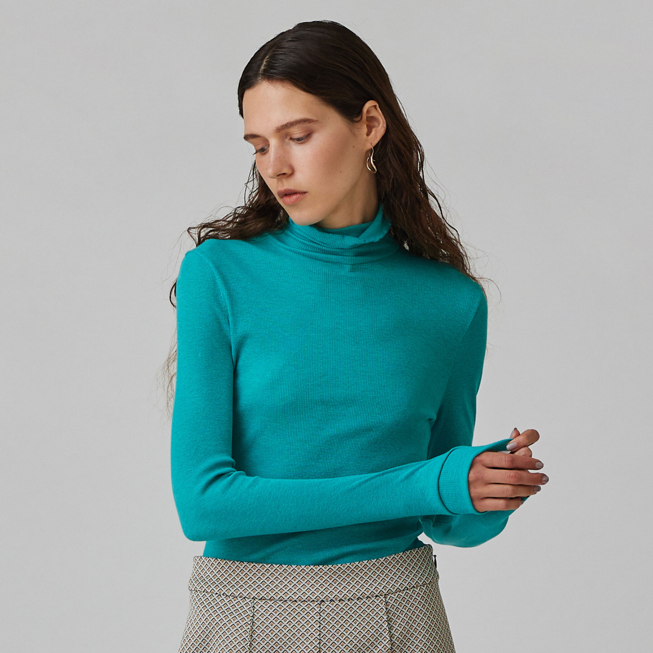 コットンシルクリブ タートルネックプルオーバー｜トゥモローランド