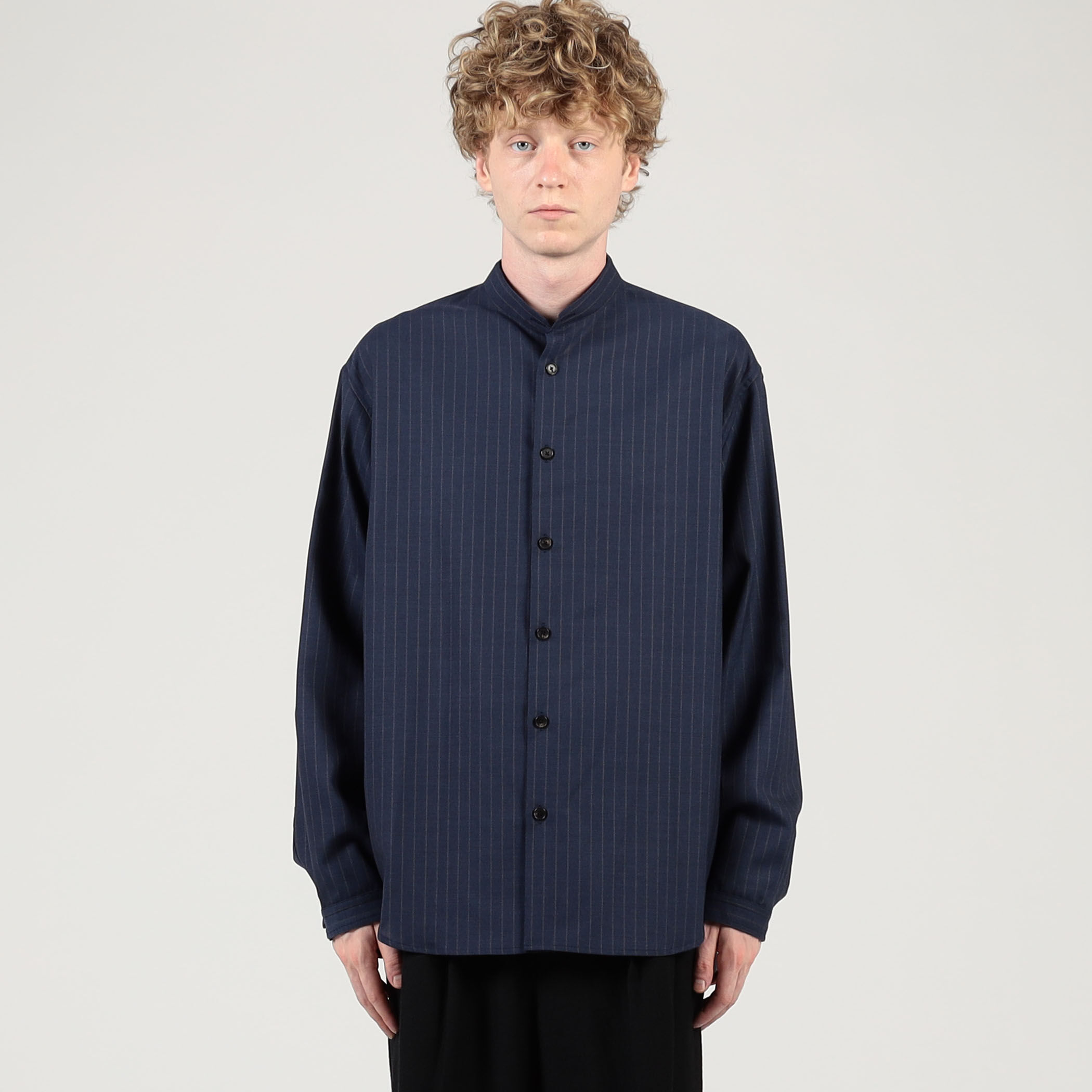 別注】The CLASIK MINIMAL COLLARLESS SHIRT｜トゥモローランド 公式サイト