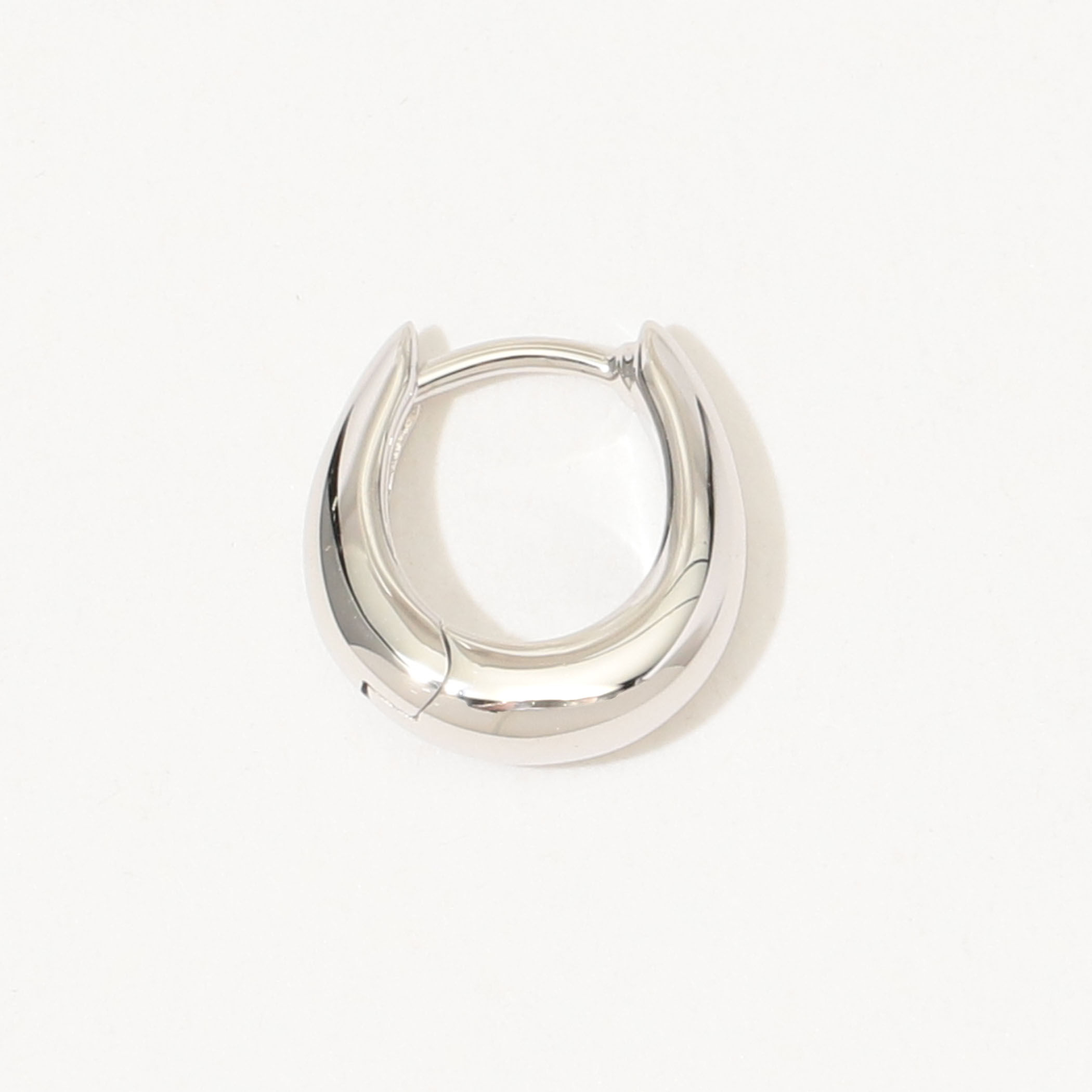 別注】TOM WOOD×TOMORROWLAND Liz Huggies ピアス｜トゥモローランド