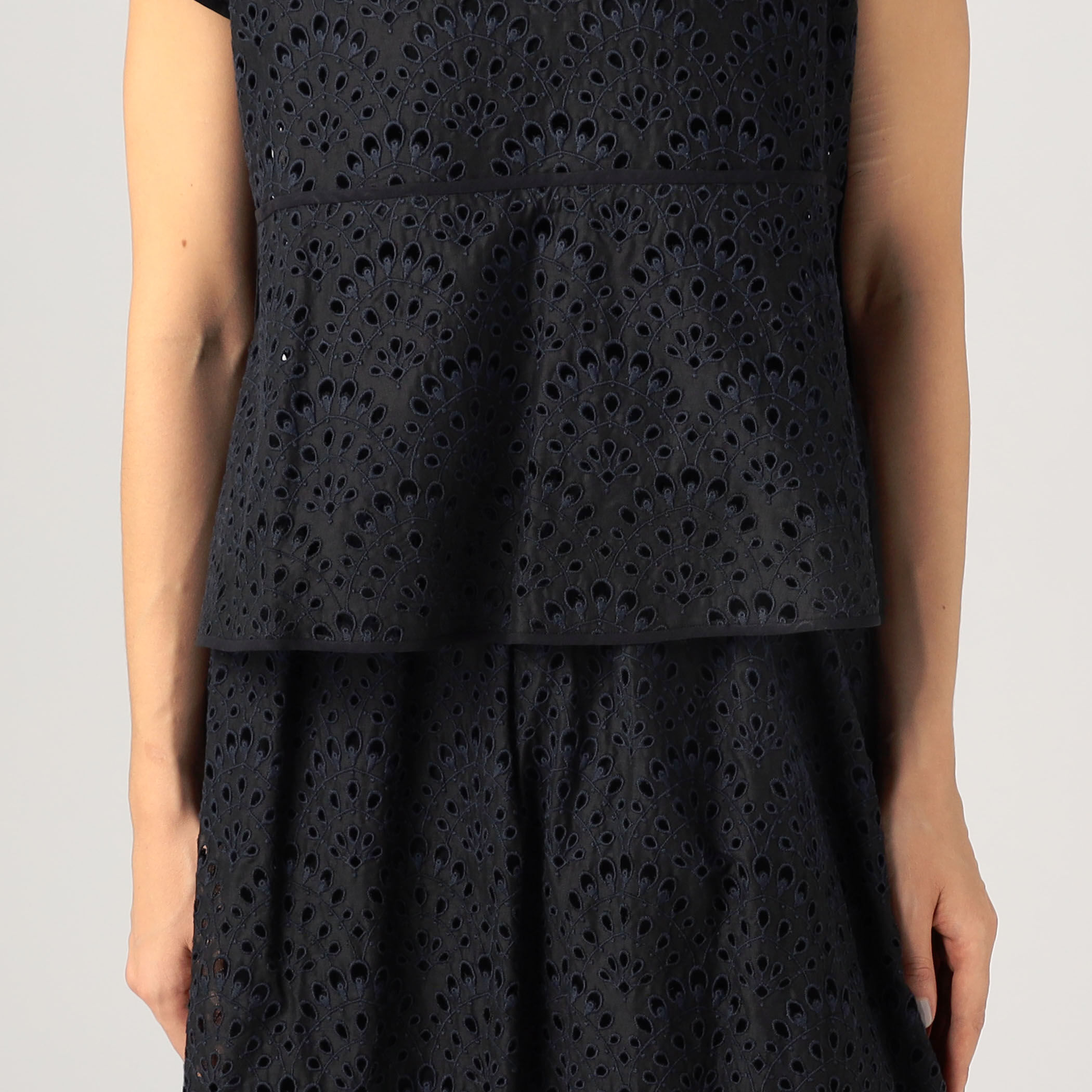 ピーコックエンブロイダリー ペタルスリーブブラウス