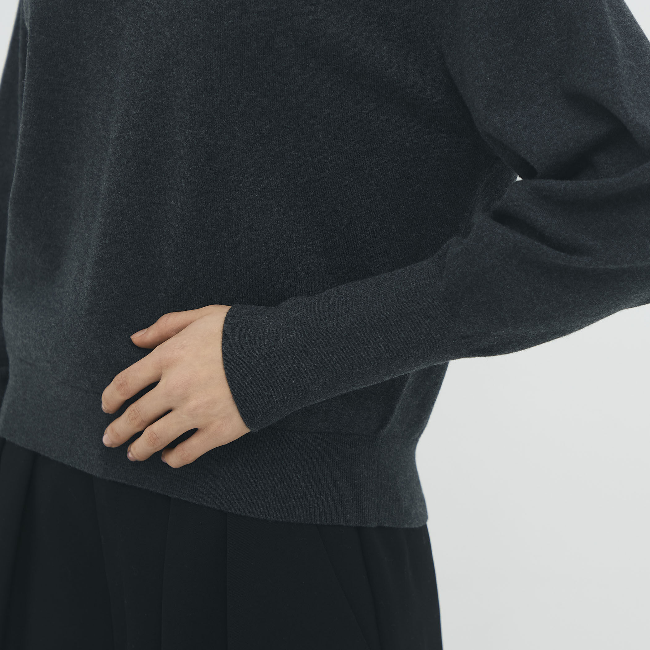 コットンカシミヤストレット Vネックプルオーバー｜トゥモローランド