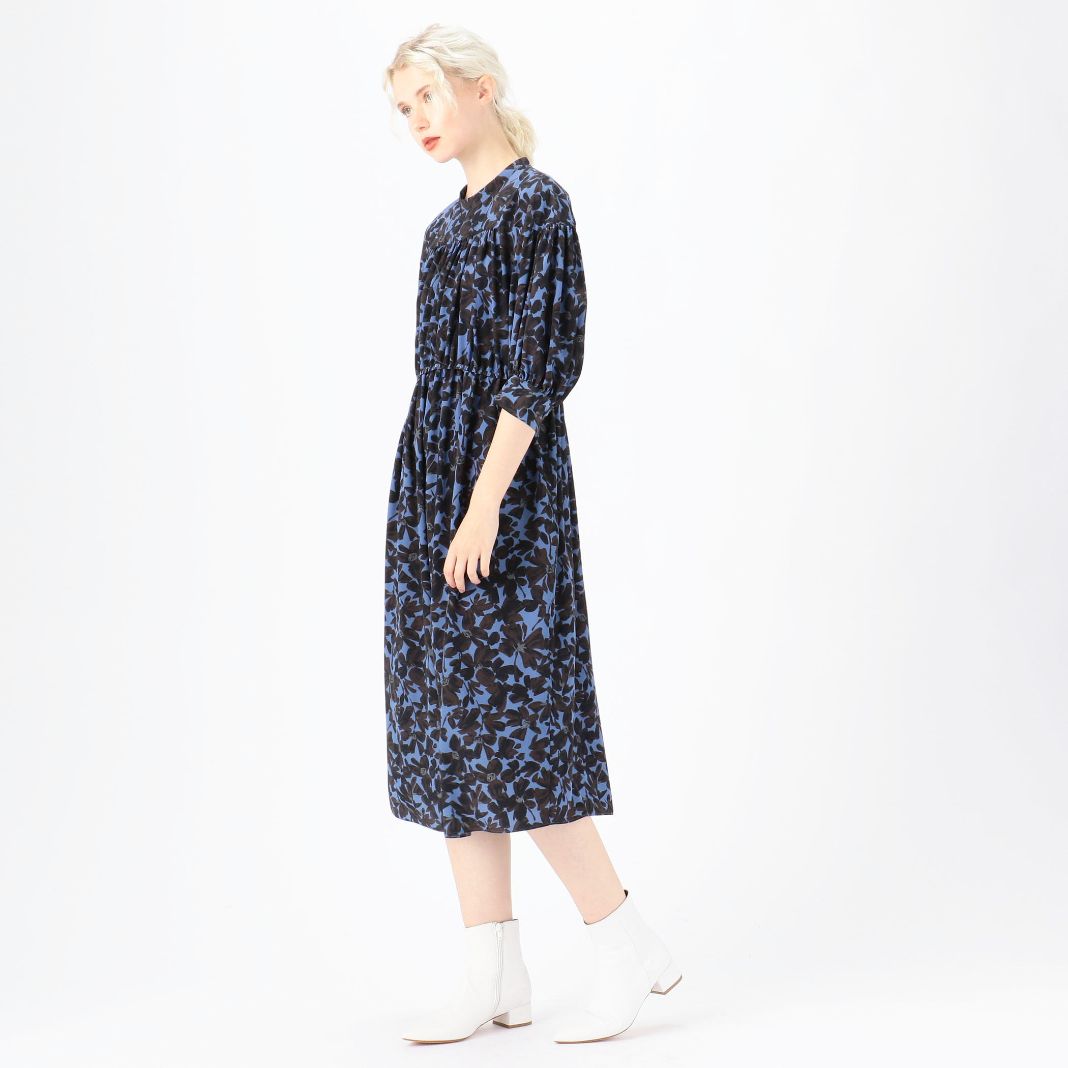 シルエットフラワープリント ギャザーワンピース｜トゥモローランド