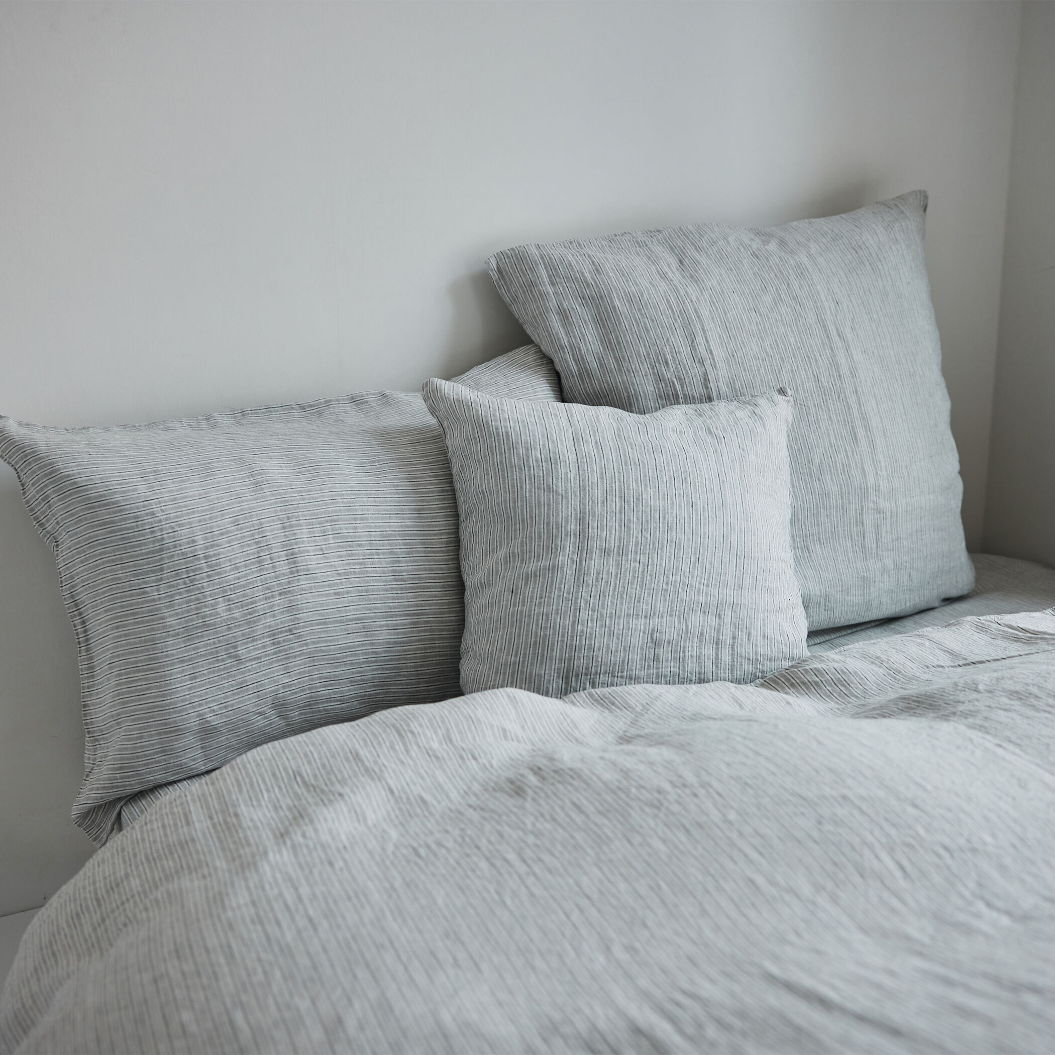 ストライプリネン ピローケース（50cm × 70cm）｜トゥモローランド