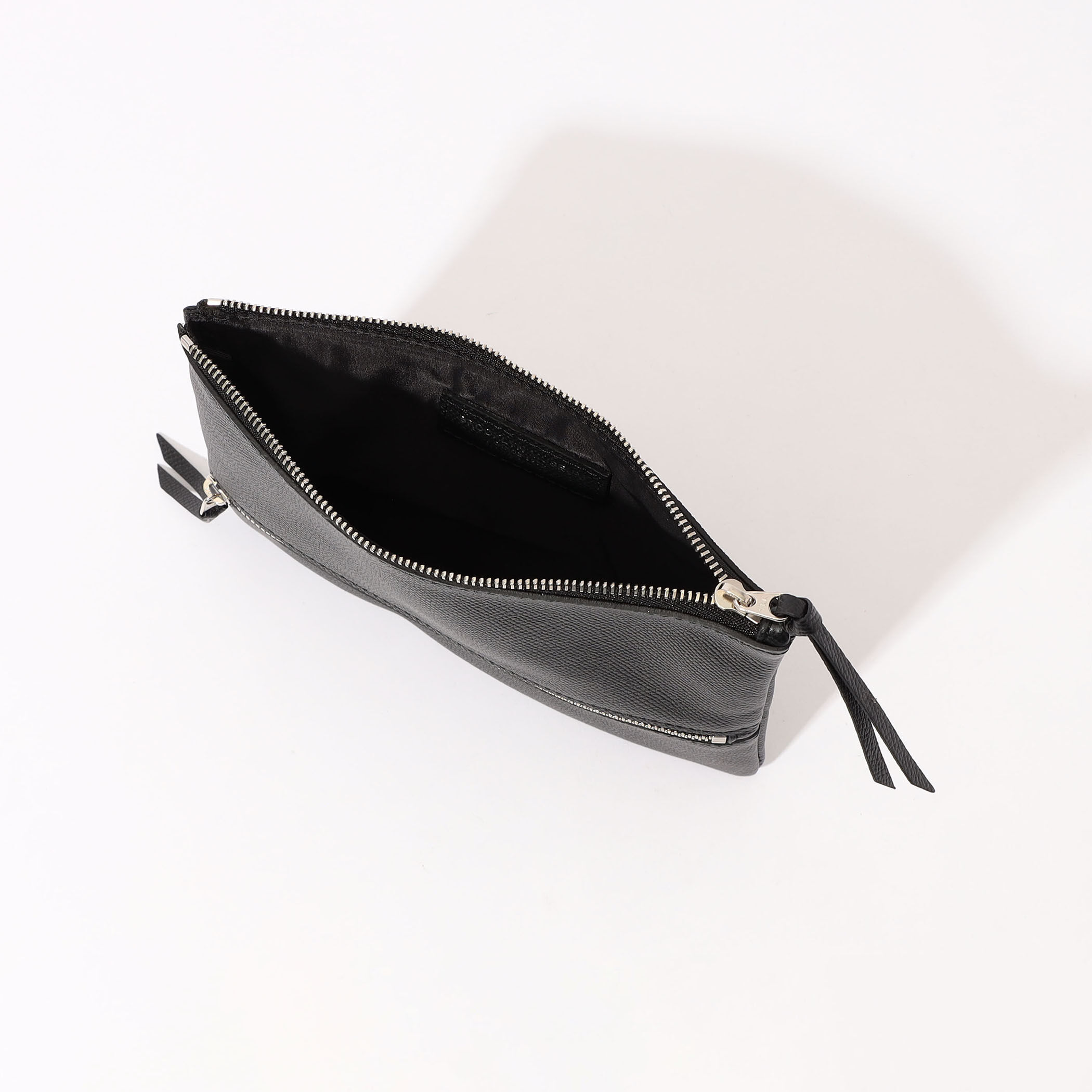 別注】BROOKLYN MUSEUM シュリンクレザー ポーチ｜トゥモローランド