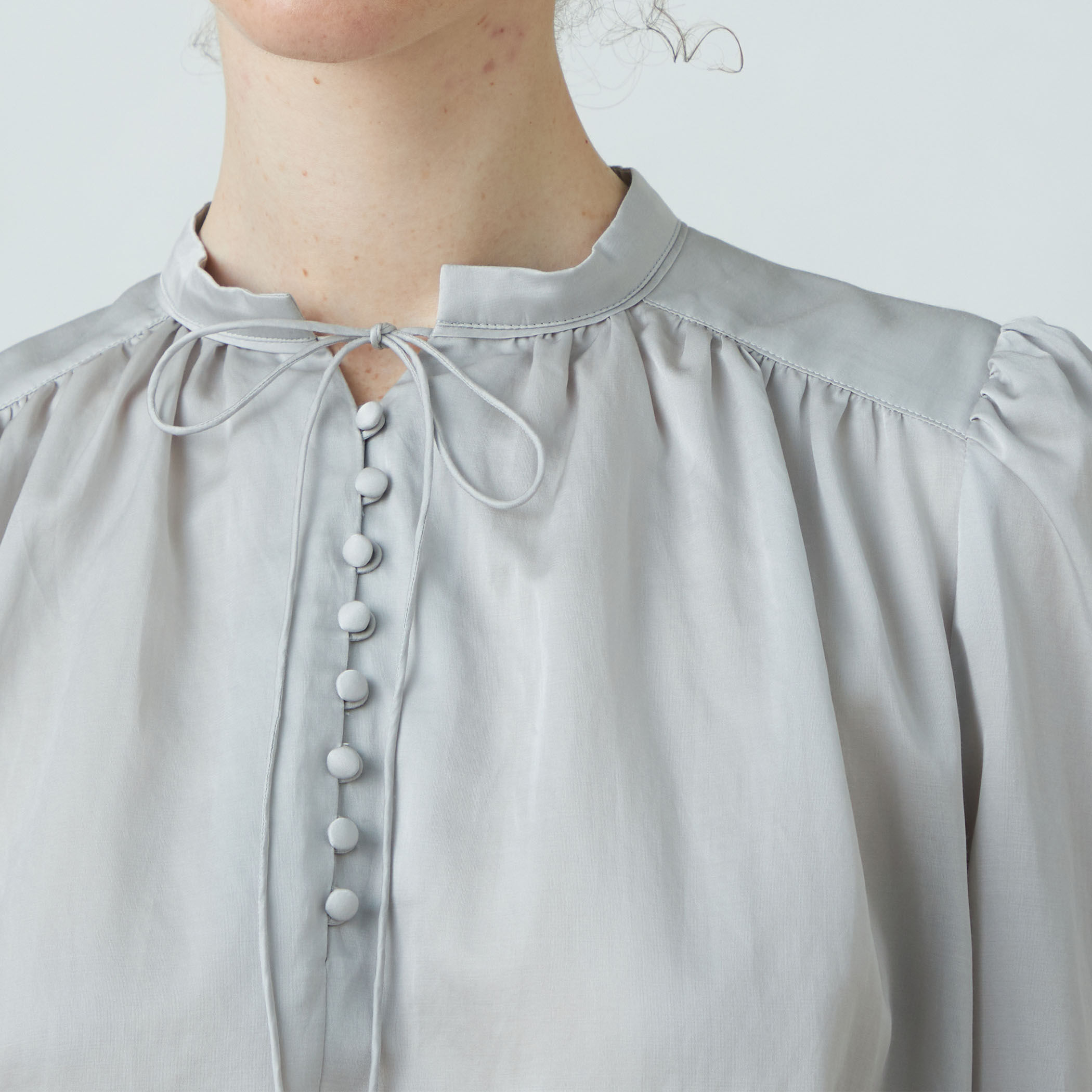 美品 トゥモローランド 定価3万円 シルクのスタンドカラーブラウス X282 美品 トゥモローランド 定価3万円 シルクのスタンドカラー