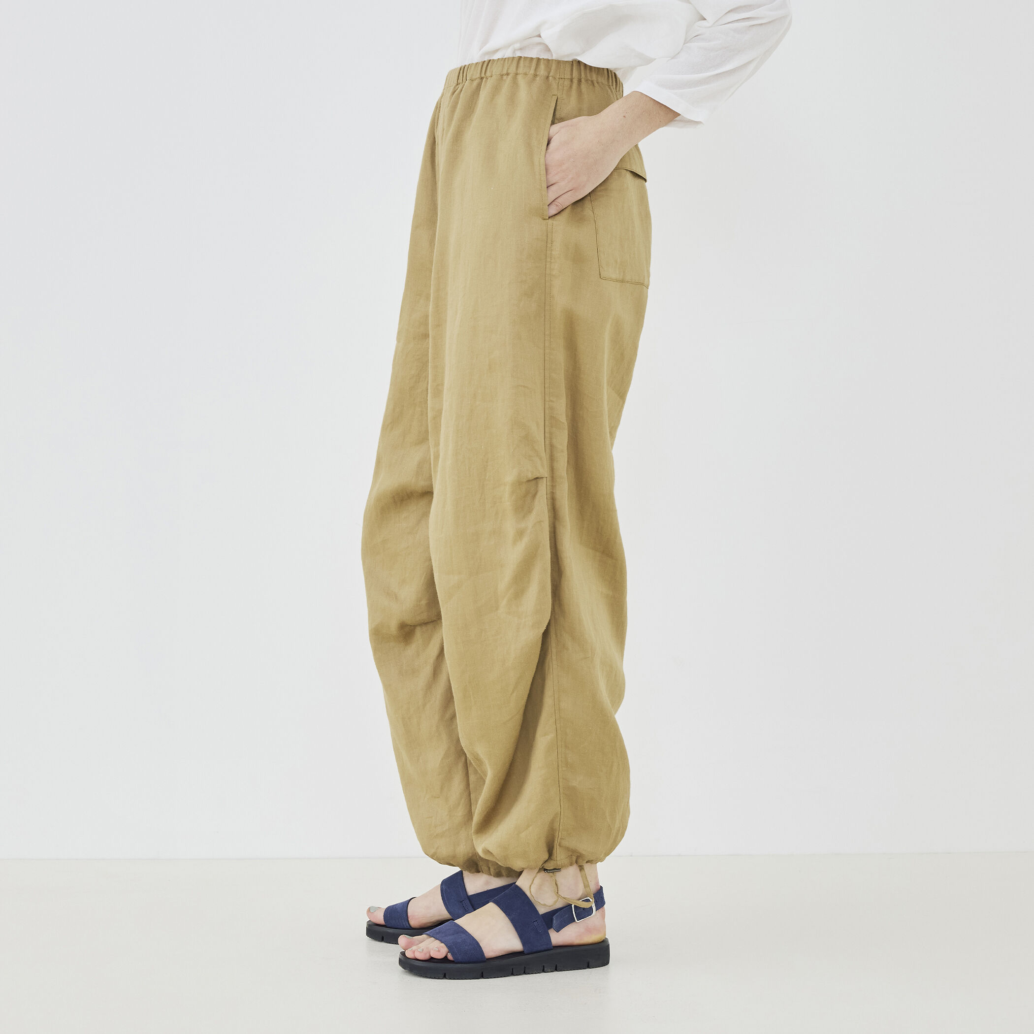 ABOUT パンツ ラミーサテン ニータックパンツ｜トゥモローランド 公式サイト