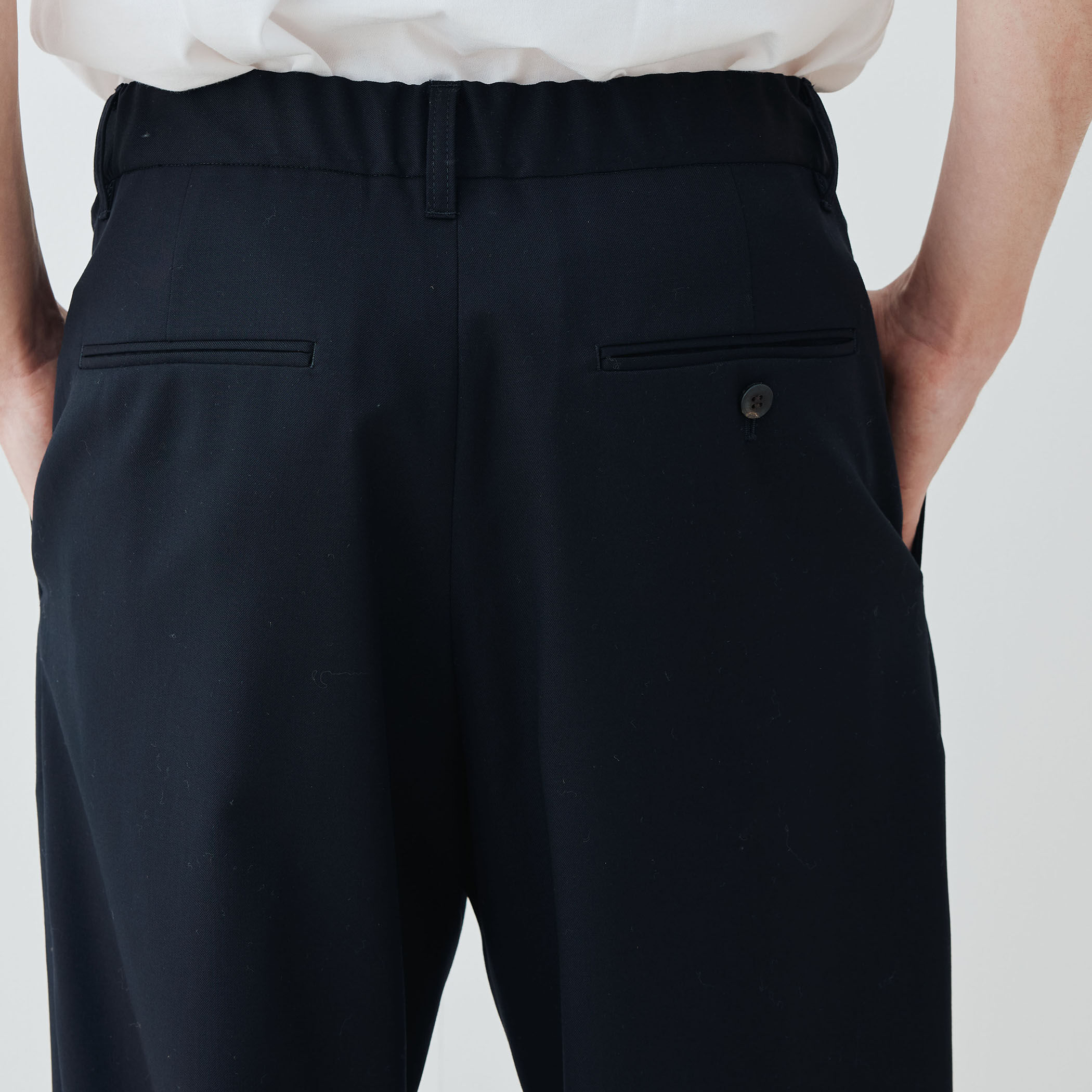 ウォッシャブルギャバジン タックパンツ｜トゥモローランド 公式サイト