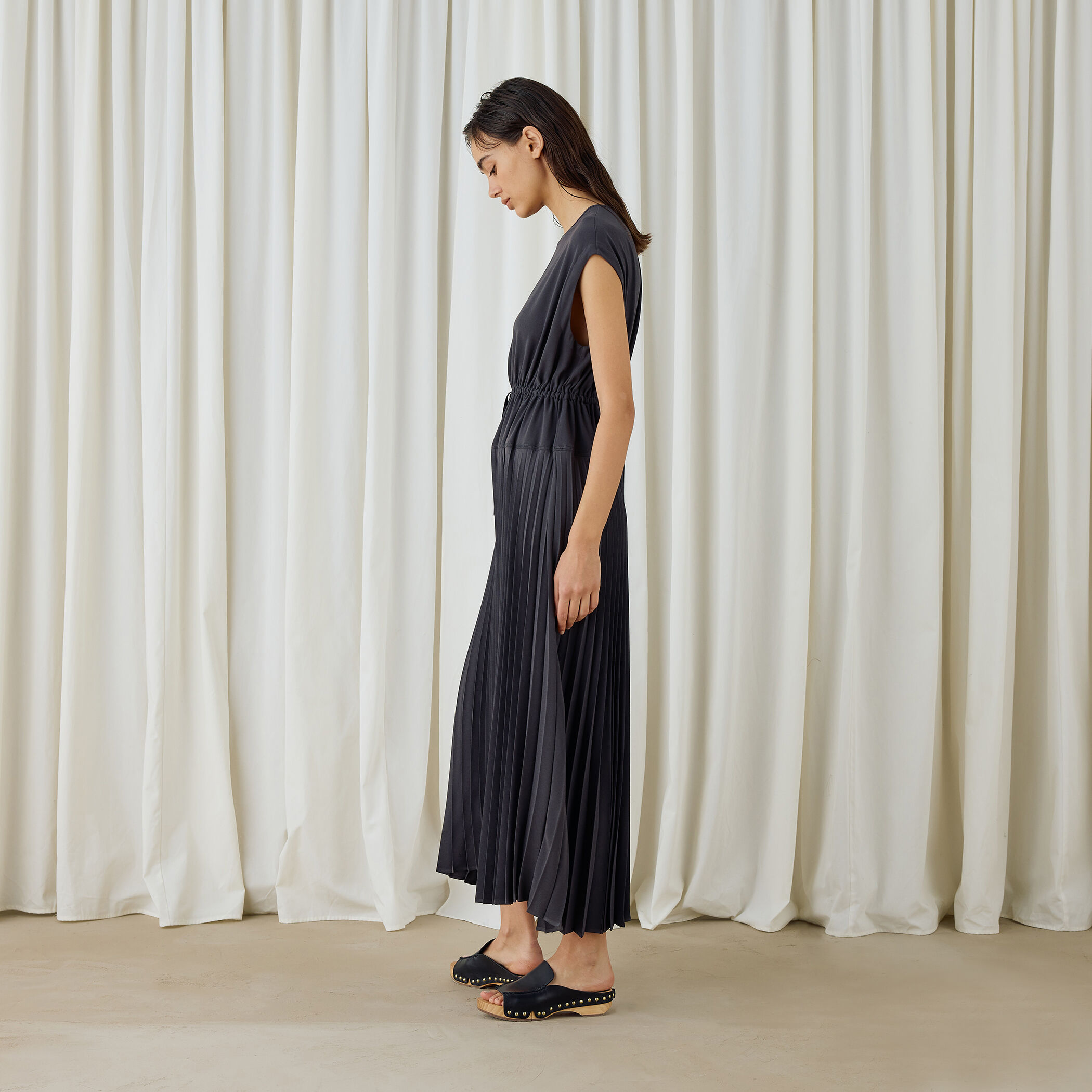 関送込【KAREN MILLEN】ポンテ＆ジョーゼットジャージードレス Belted Ponte Jersey Frill Hem Mini Dress | Karen Millen