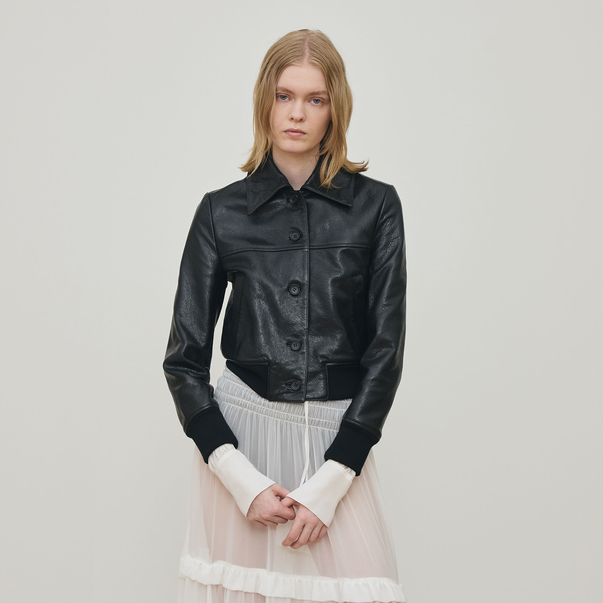 tomorrow land トゥモローランド フェイクレザーパフスリーブブルゾン リンクルレザー ムートンカラーブルゾン｜トゥモローランド 公式通販