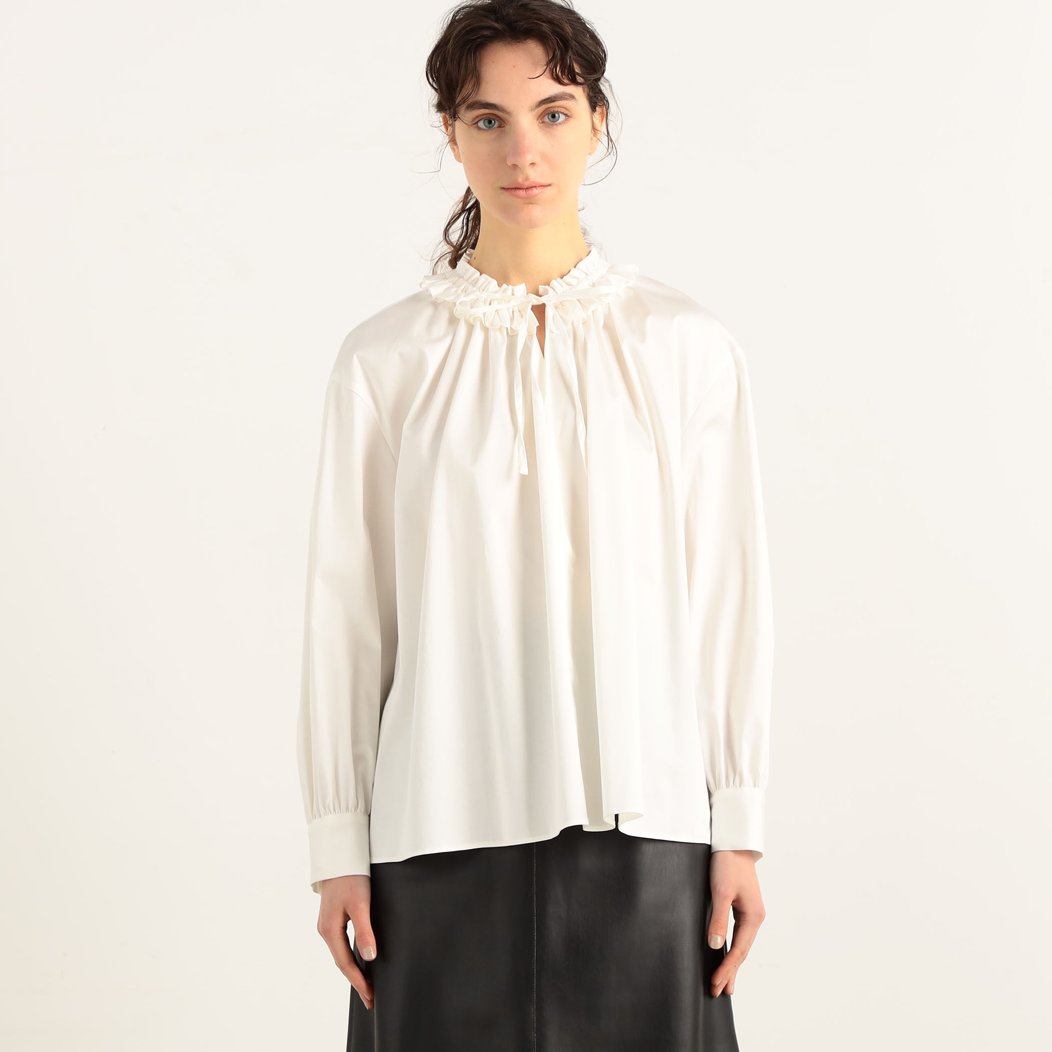 ハイカウントサテン フリルネックブラウス｜トゥモローランド 公式通販
