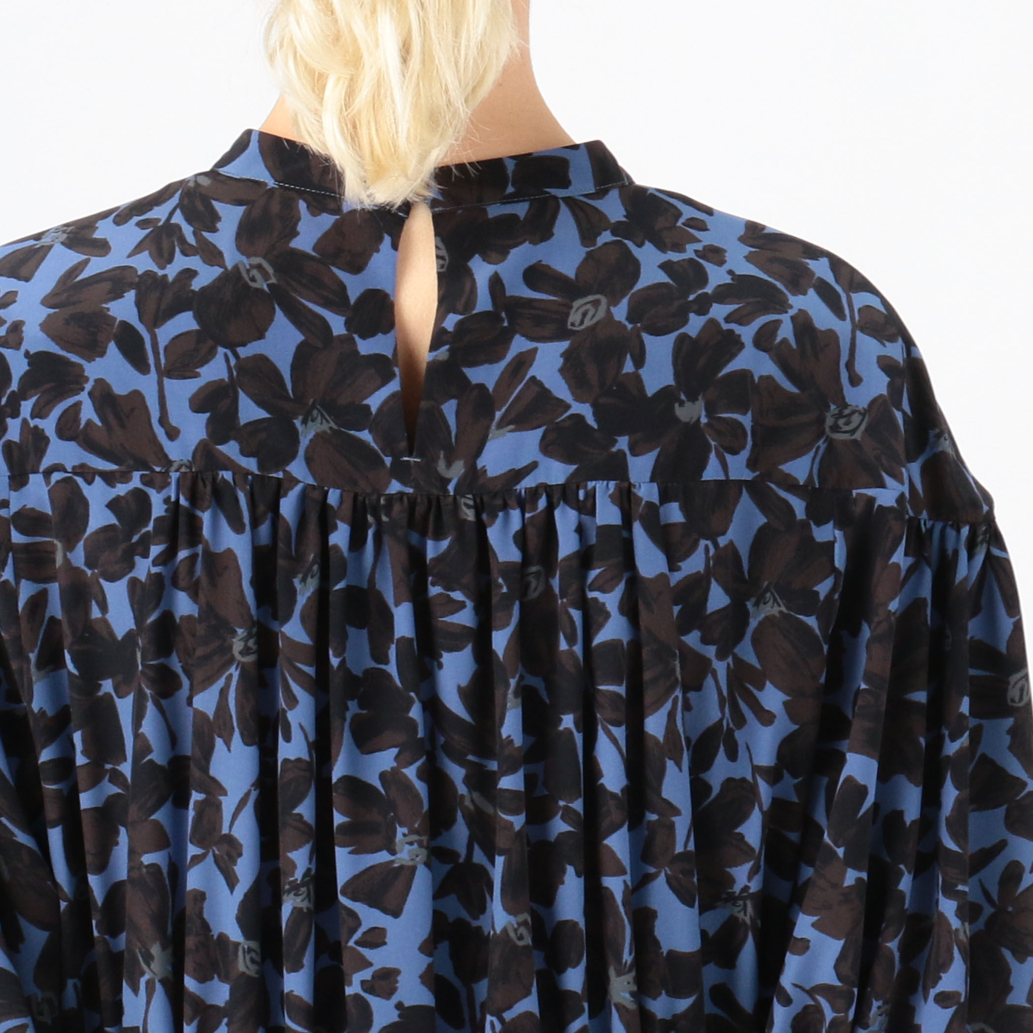 シルエットフラワープリント ギャザーワンピース｜トゥモローランド