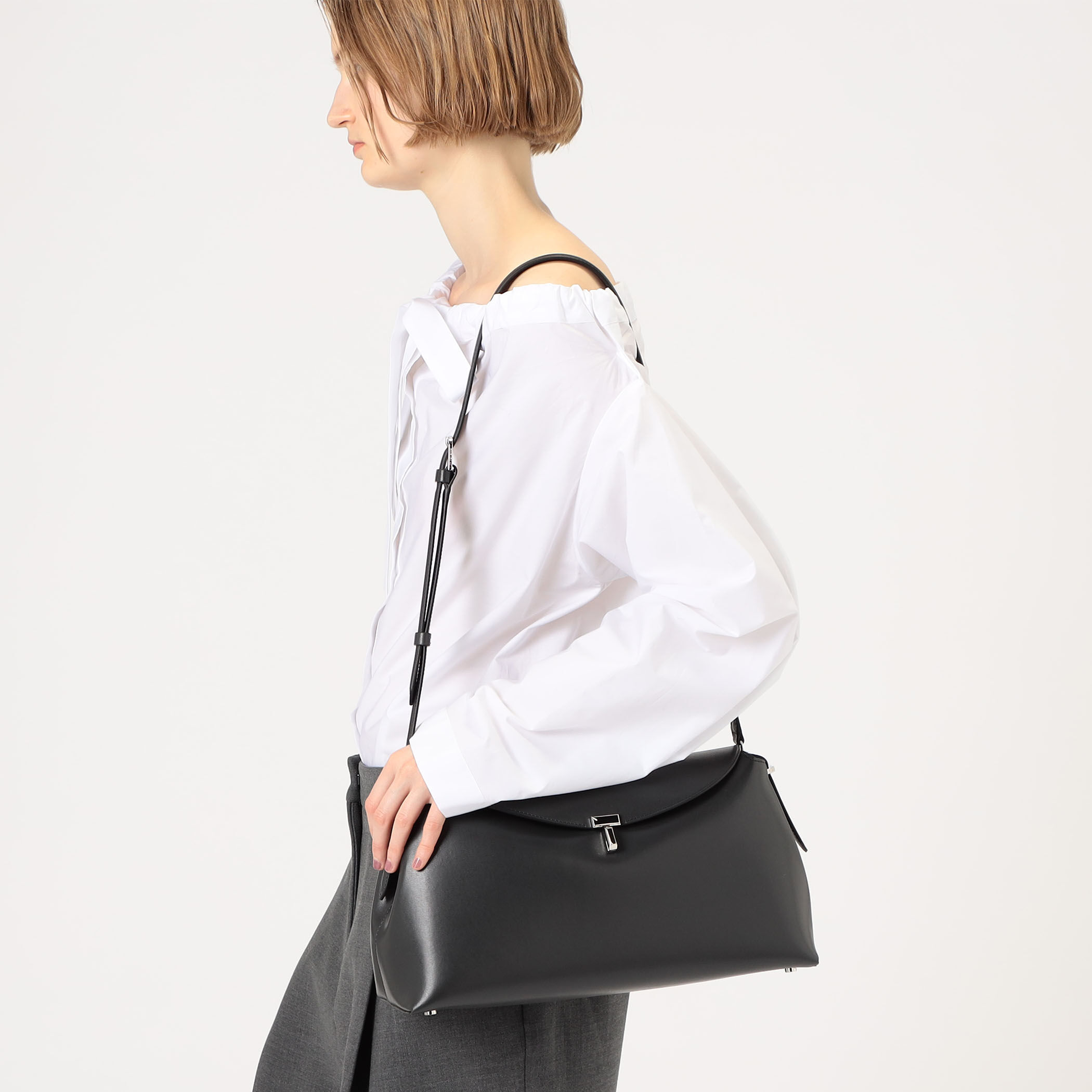 TOTEME トテム Tロック トッフハントルハック 【関税込】 楽天市場】Toteme トーテム ハンドバッグ T-LOCK TOP HANDLE 234