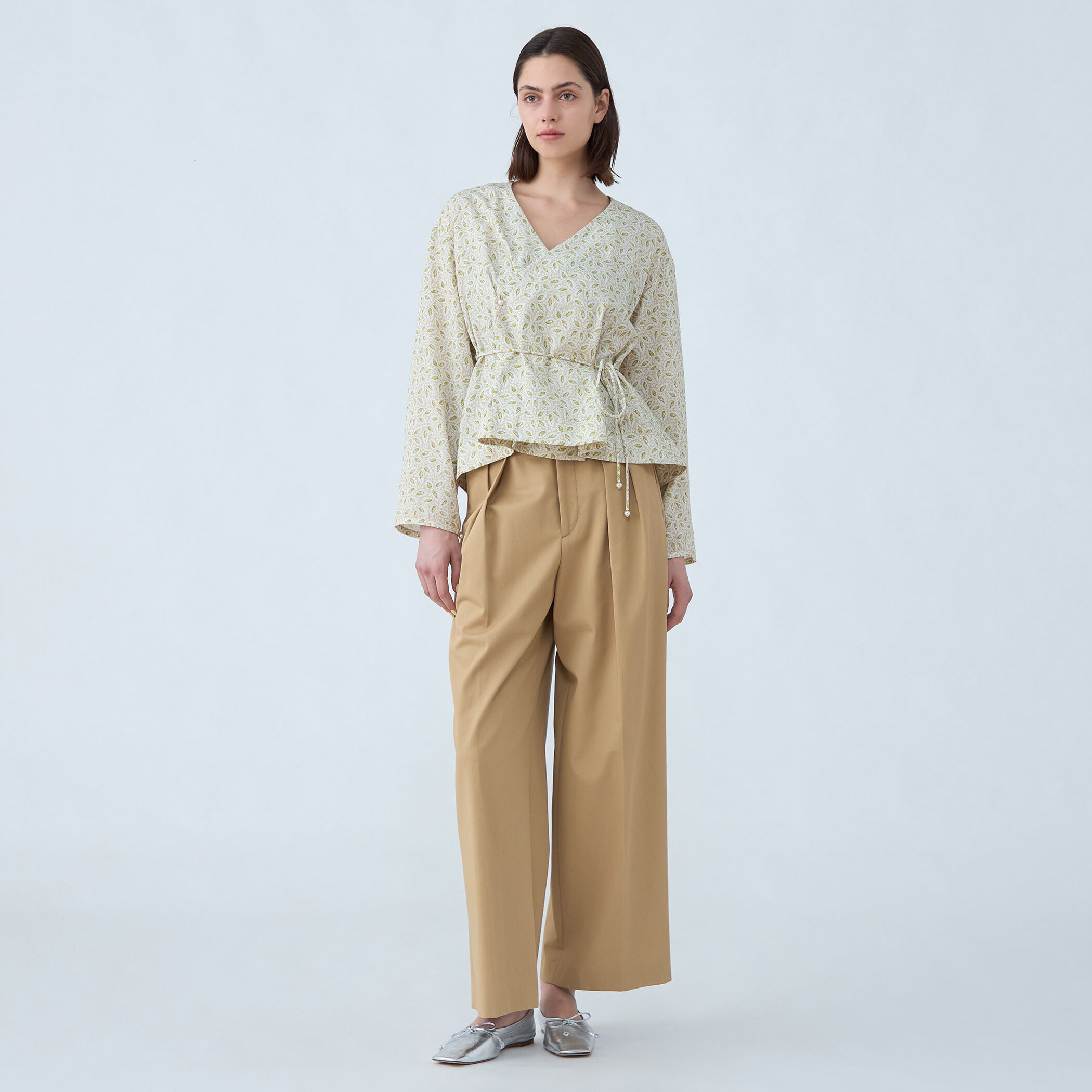 セルロースリネンプリント カシュクールブラウス｜トゥモローランド