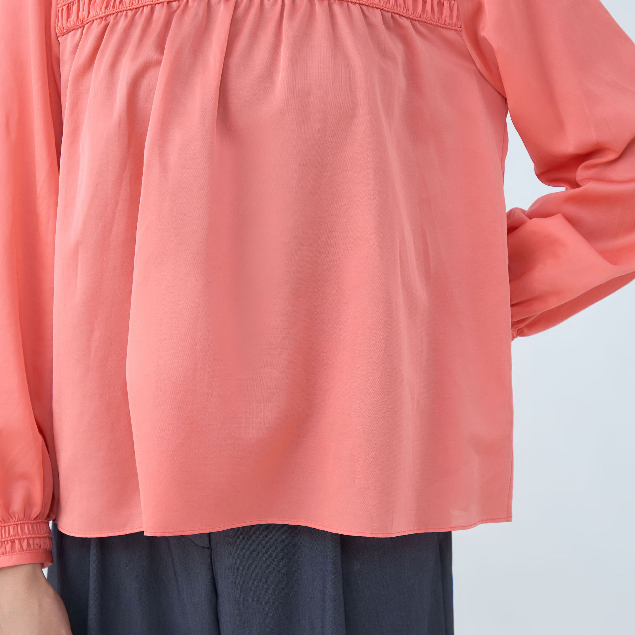 コットンシルクサテン シャーリングブラウス｜トゥモローランド 公式通販