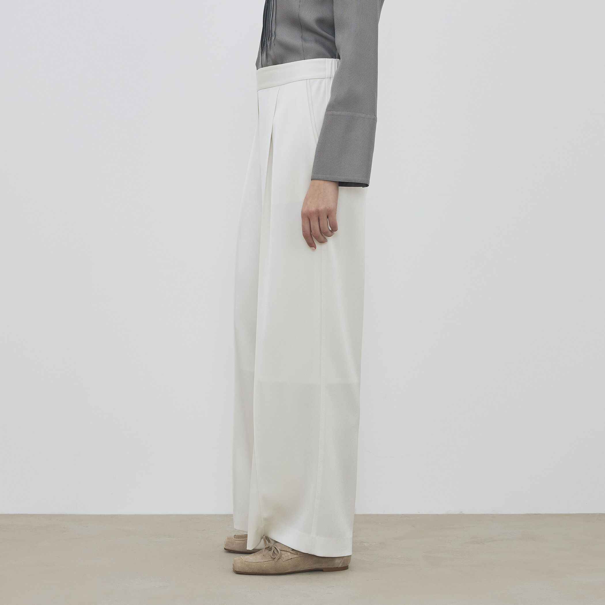 サテンジョーゼット タックワイドパンツ｜トゥモローランド 公式通販