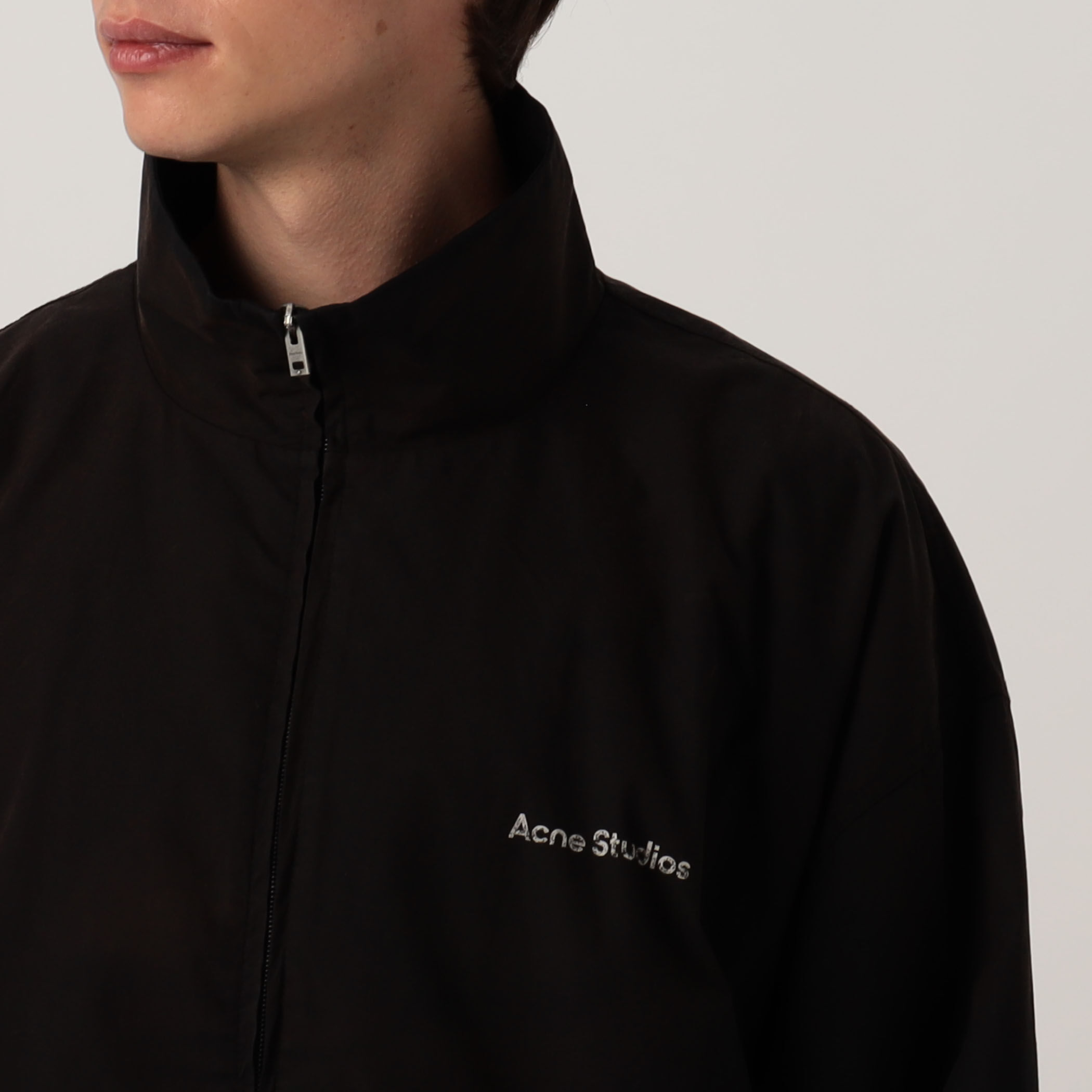Acne Studios ロゴ ジッパーブルゾン｜トゥモローランド 公式サイト