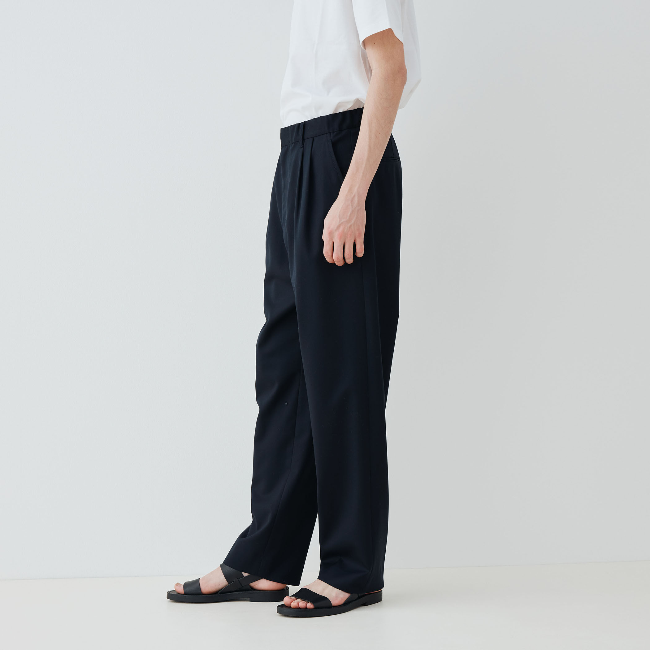 新品！GALERIE VIE MEN タックパンツ チャコールグレー ウォッシャブルギャバジン タックパンツ｜トゥモローランド 公式通販