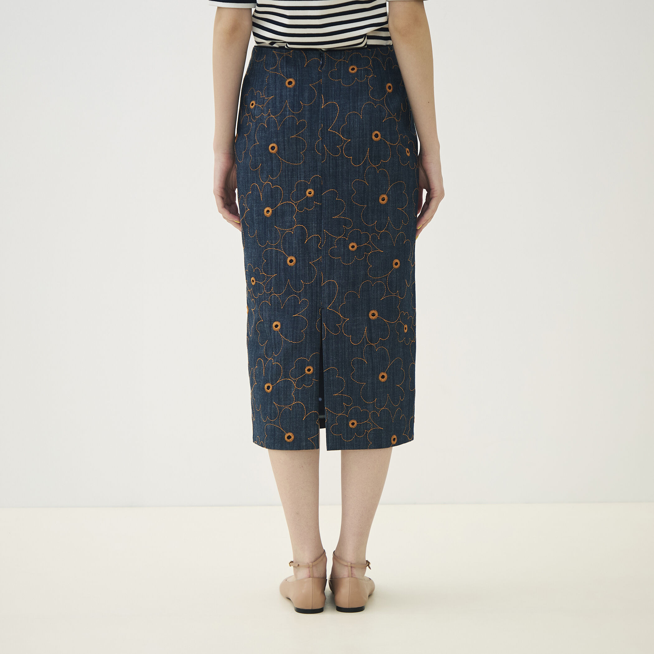 デニムフラワーリング タイトストレートスカート｜トゥモローランド