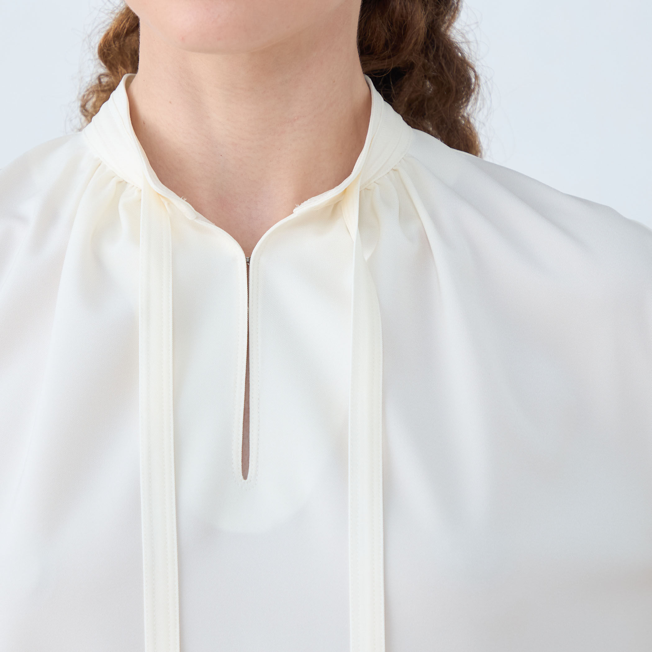 2-wayストレッチ タイ付きスタンドカラーブラウス