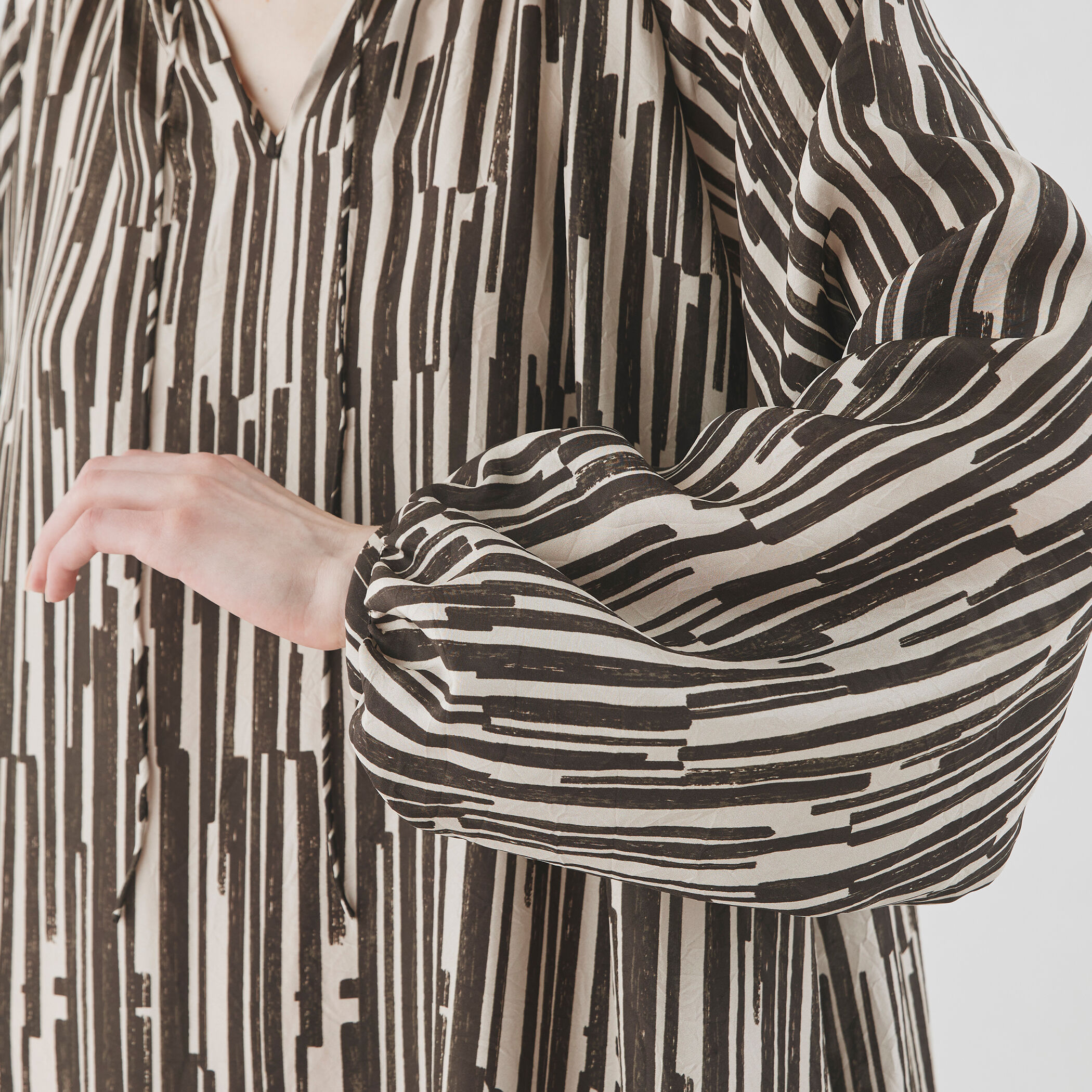 □シルクハブタエプリント パフスリーブワンピース