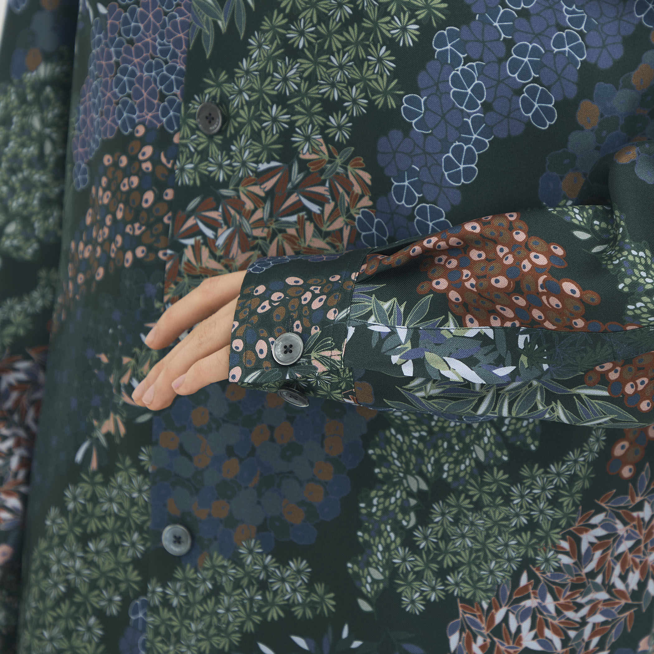 シルクツイル FLOWER RIVER レギュラーカラーシャツ｜トゥモローランド