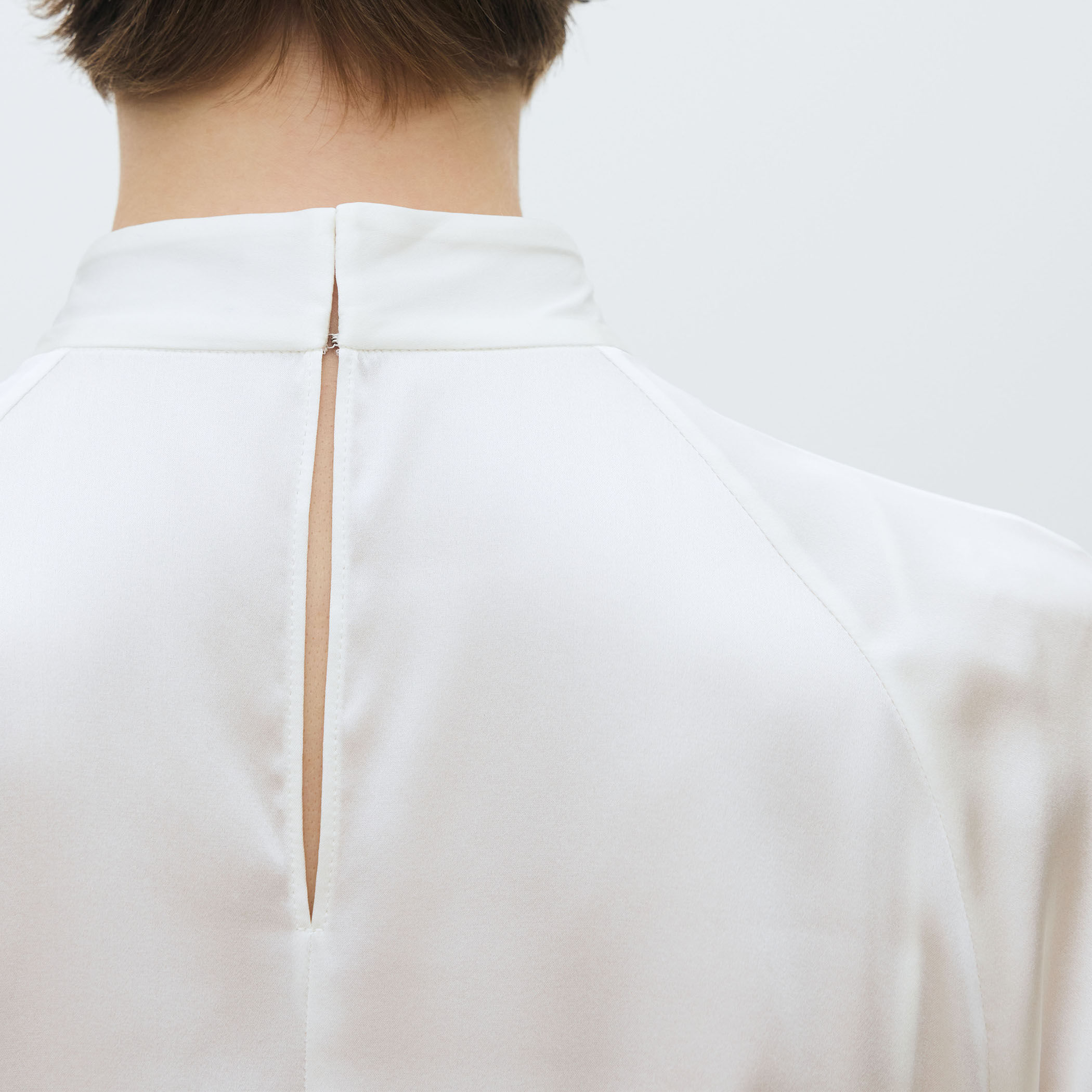 ウォッシャブルサテン フロントタイブラウス｜トゥモローランド 公式通販