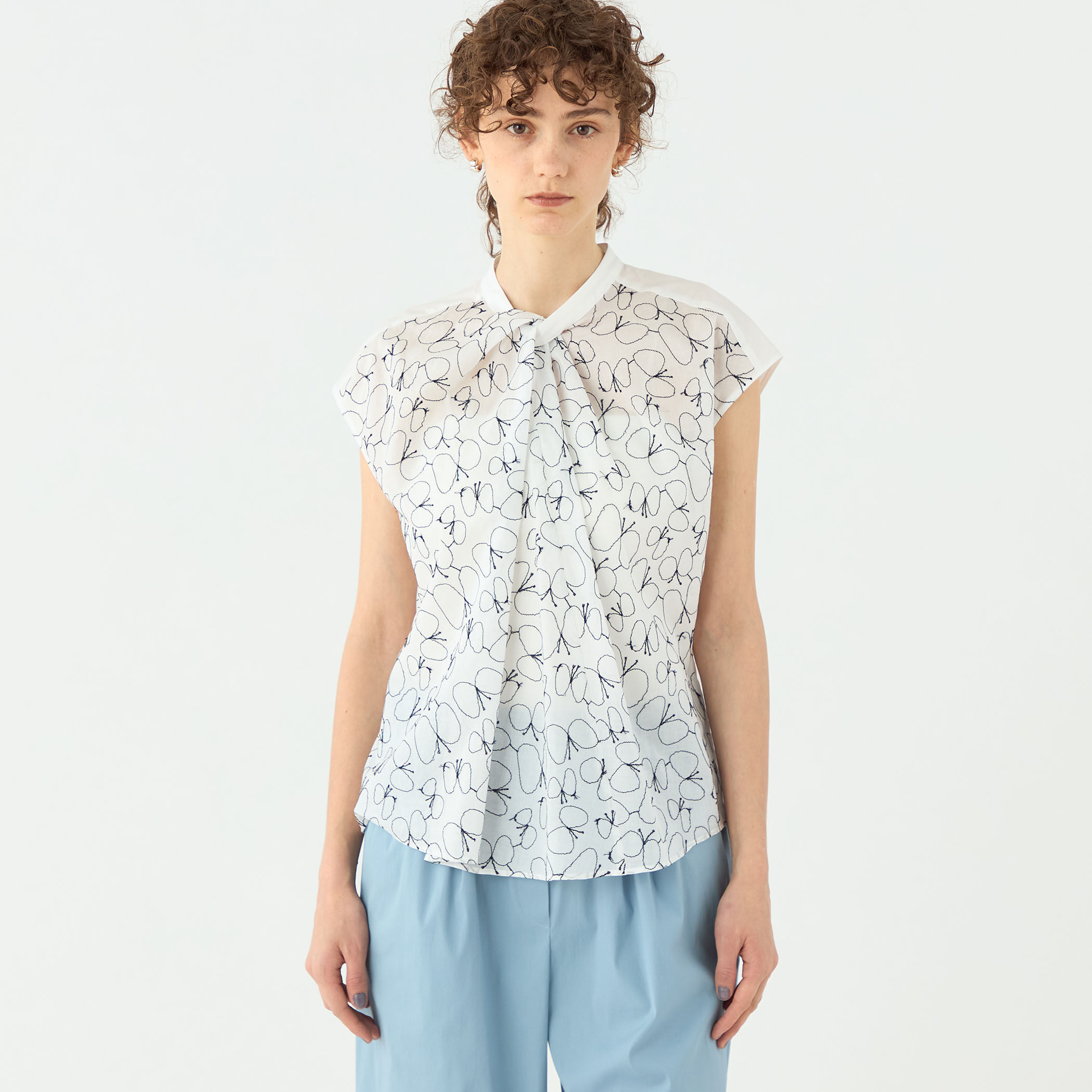 バタフライエンブロイダリー タックドレープブラウス