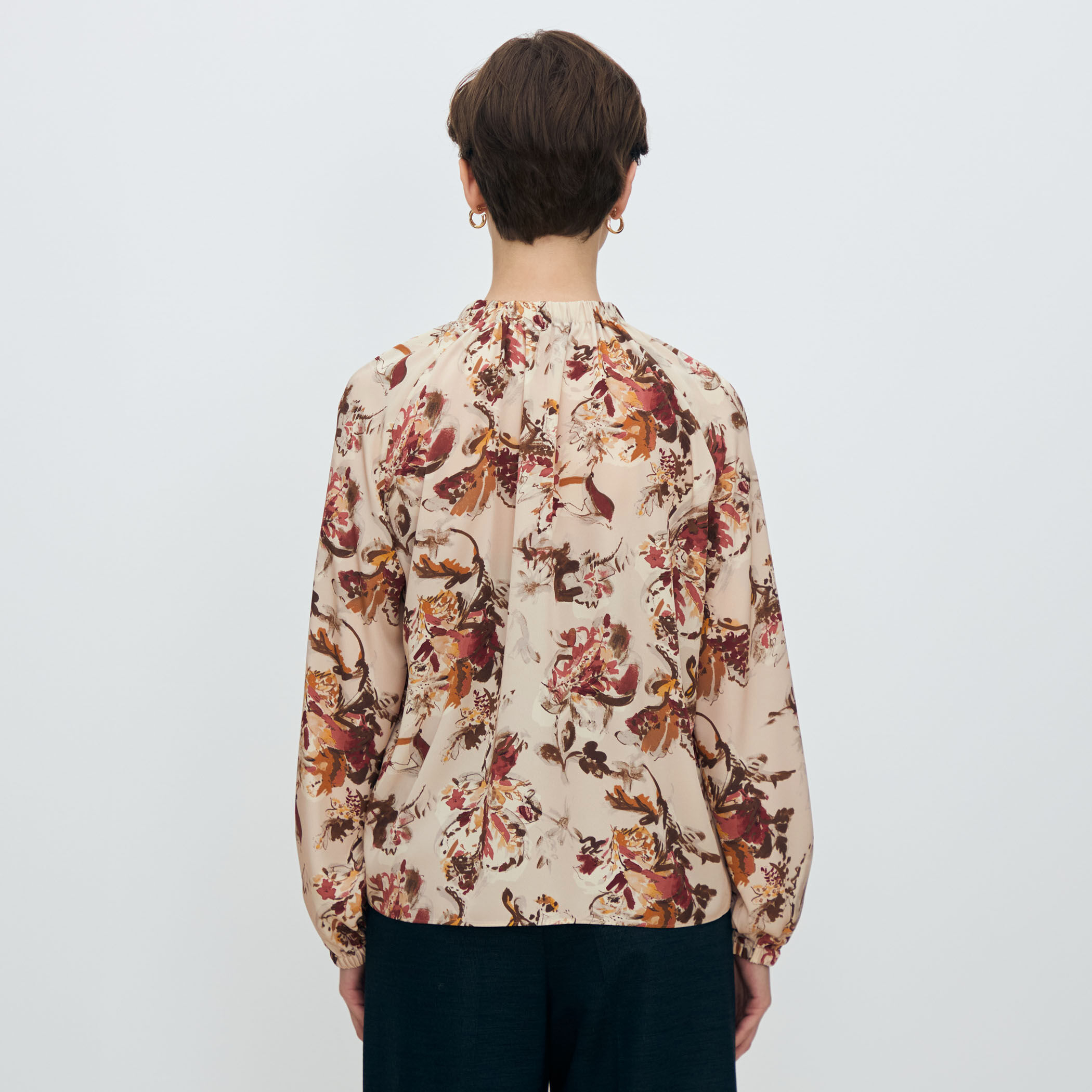 オータムガーデンプリント ネックギャザーブラウス｜トゥモローランド