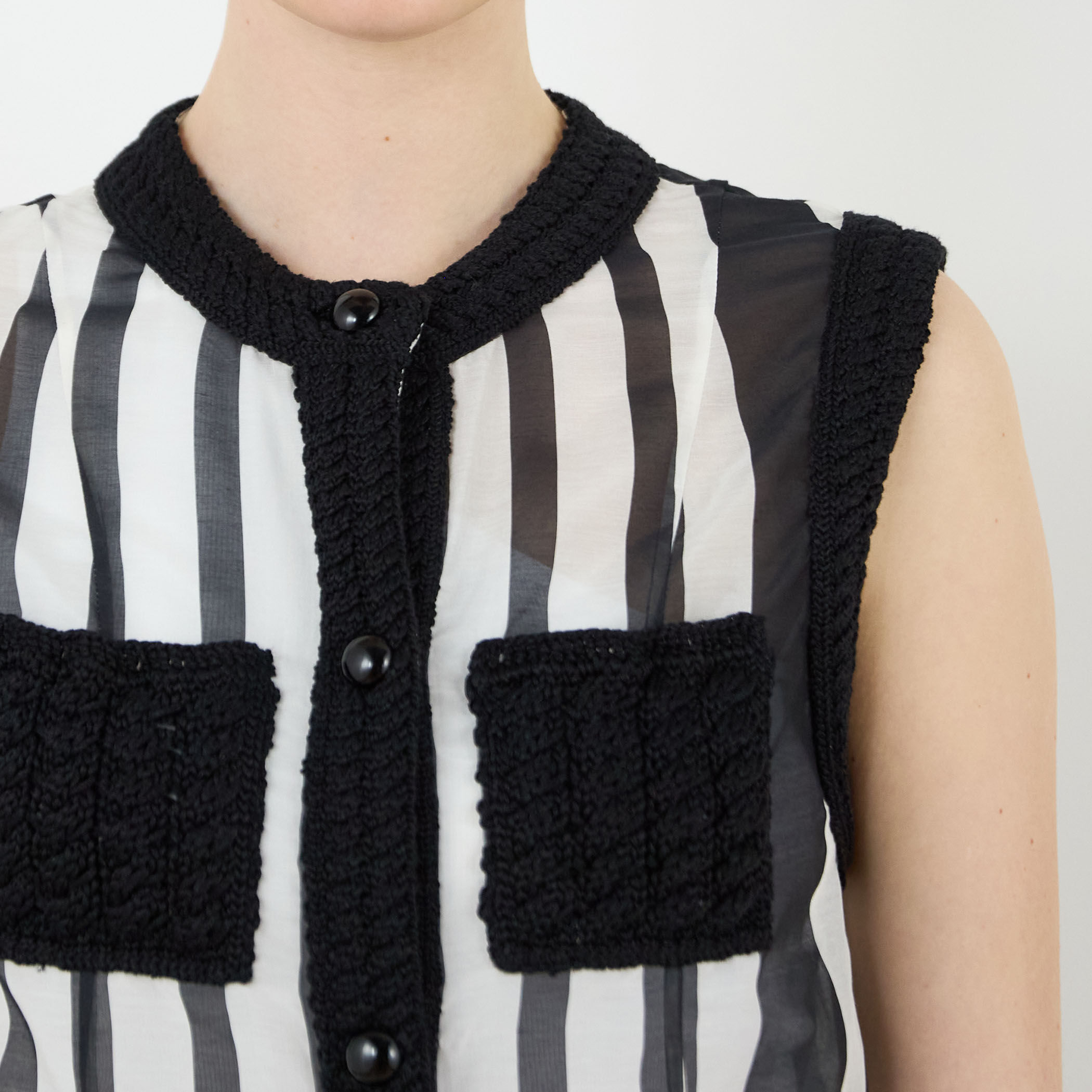 サークルストライププリント スリーブレスブラウス｜トゥモローランド