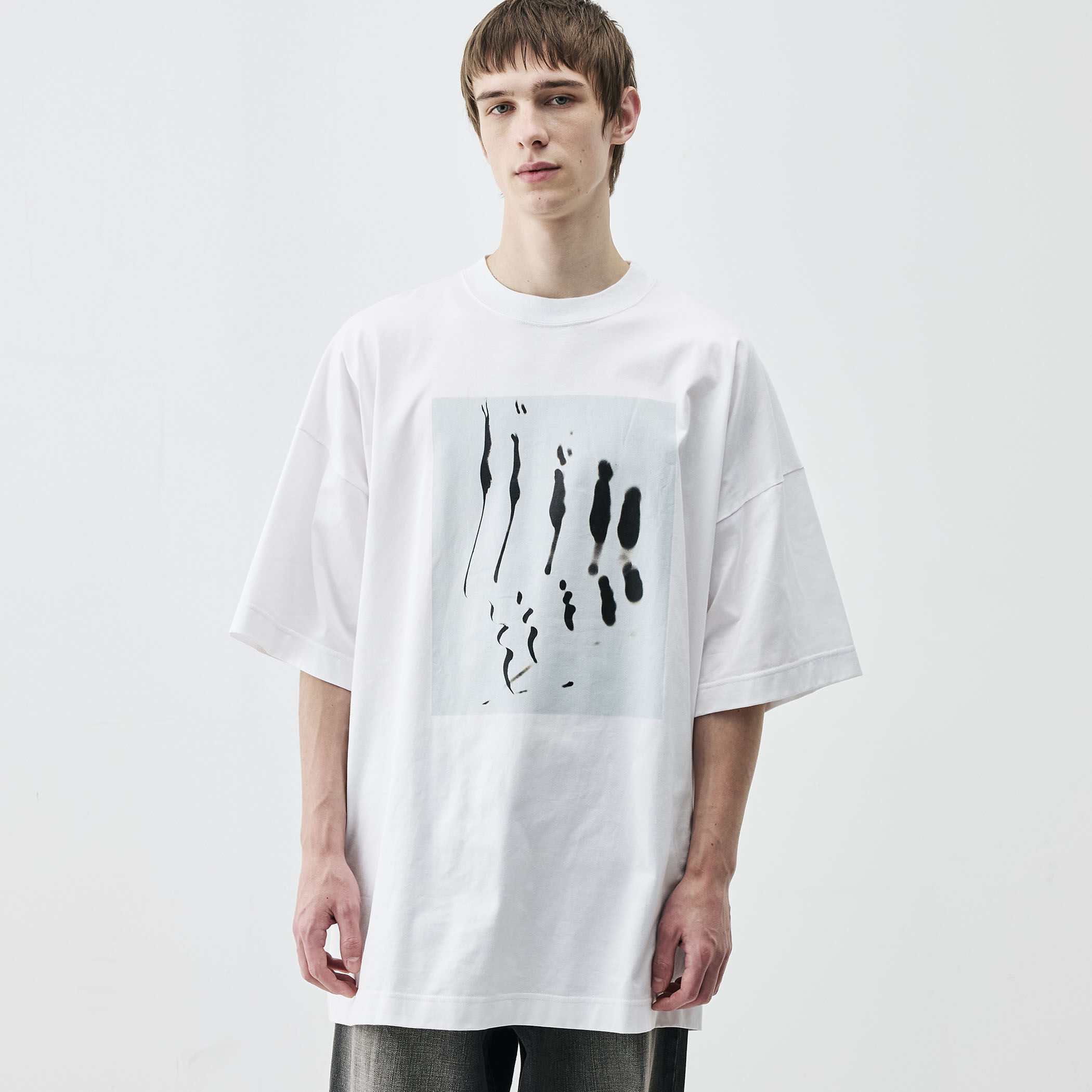 ALMOSTBLACK Yasuhiro Ishimoto KIMONO PRINT T｜トゥモローランド